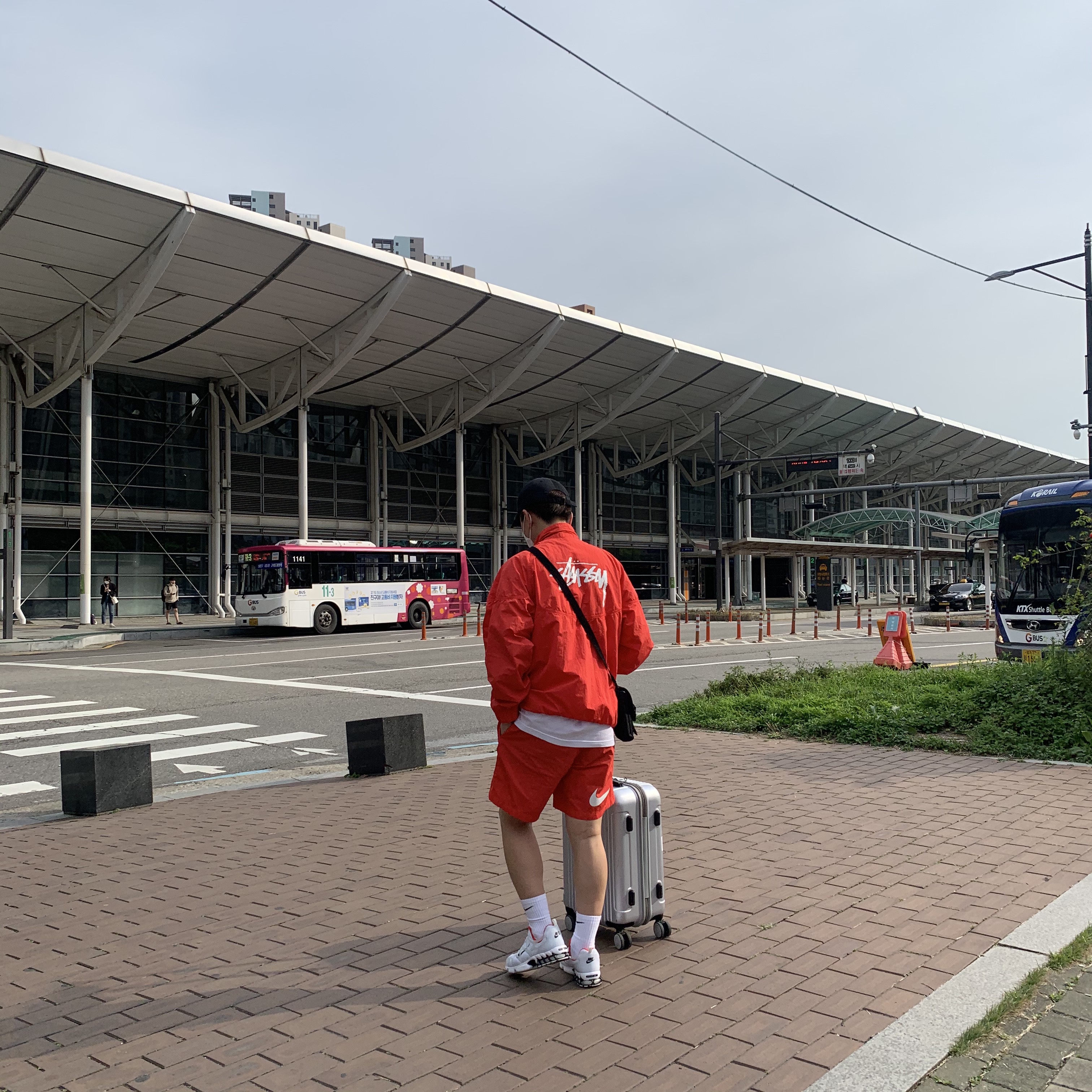 Nike x Stussy Air Zoom Spiridon Kukini White, Nike x Stussy Water Shorts Habanero Red 착용 스타일 - 3