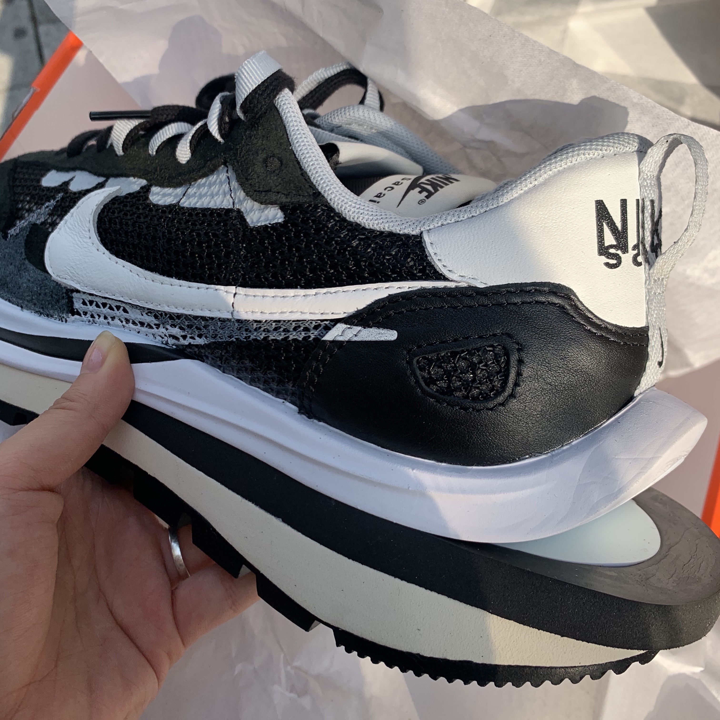 Nike x Sacai VaporWaffle Black White 착용 스타일 - 2
