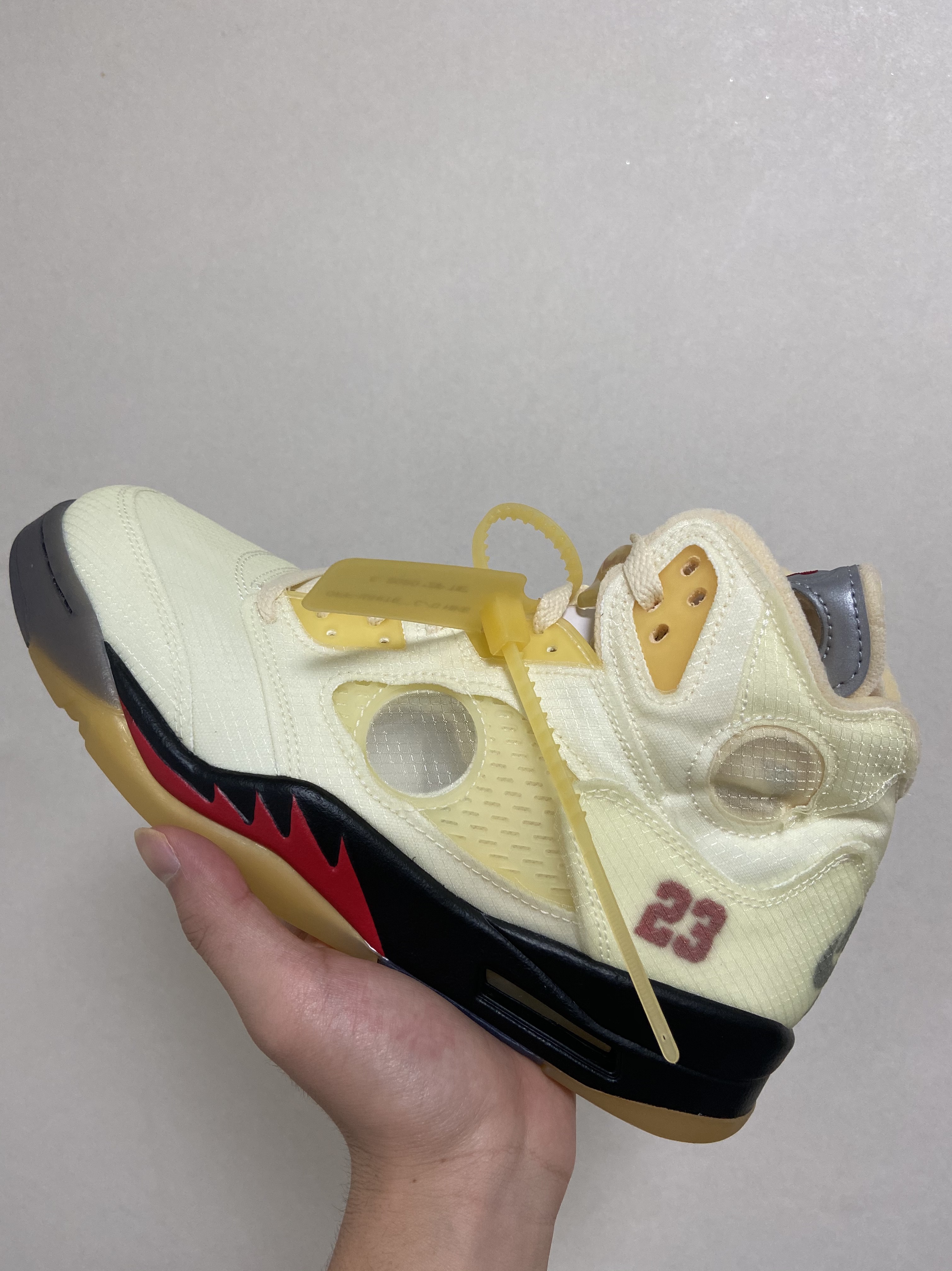 Jordan 5 x Off-White Retro SP Sail Fire Red 착용 스타일 - 2