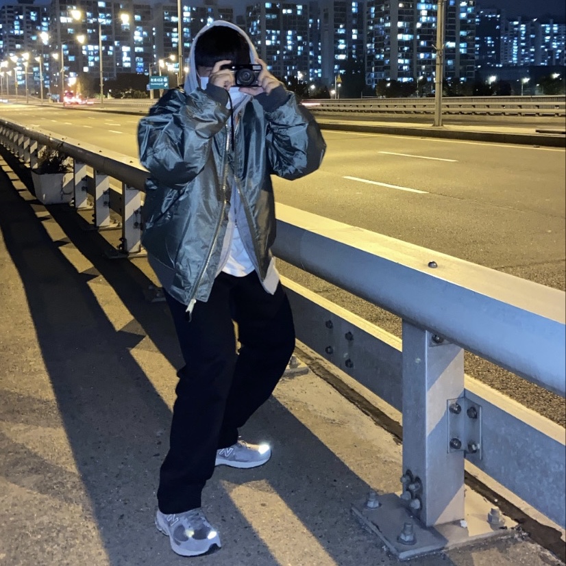 New Balance 2002R Grey 착용 스타일