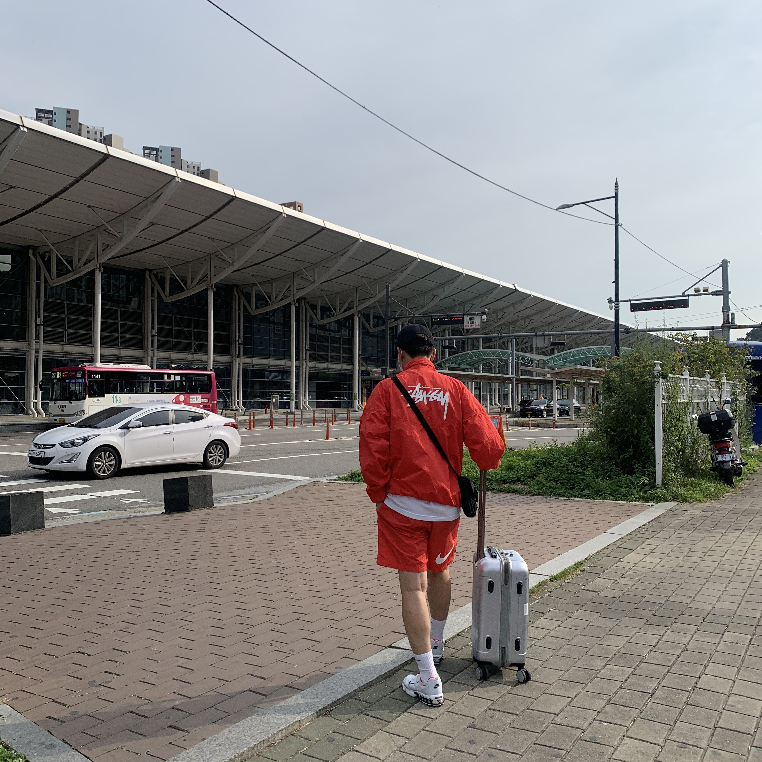 Nike x Stussy Air Zoom Spiridon Kukini White, Nike x Stussy Water Shorts Habanero Red 착용 스타일 - 2
