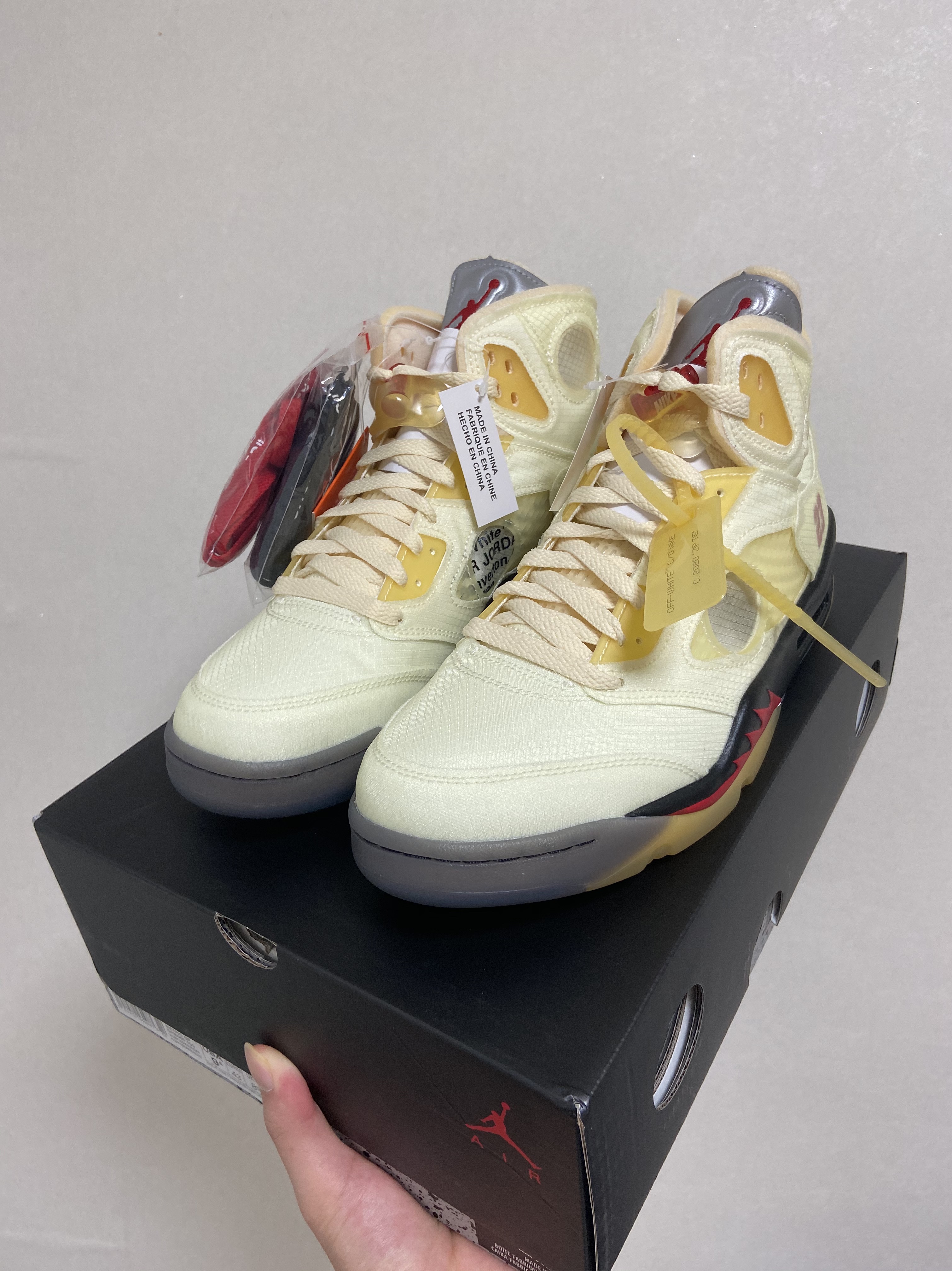 Jordan 5 x Off-White Retro SP Sail Fire Red 착용 스타일 - 3
