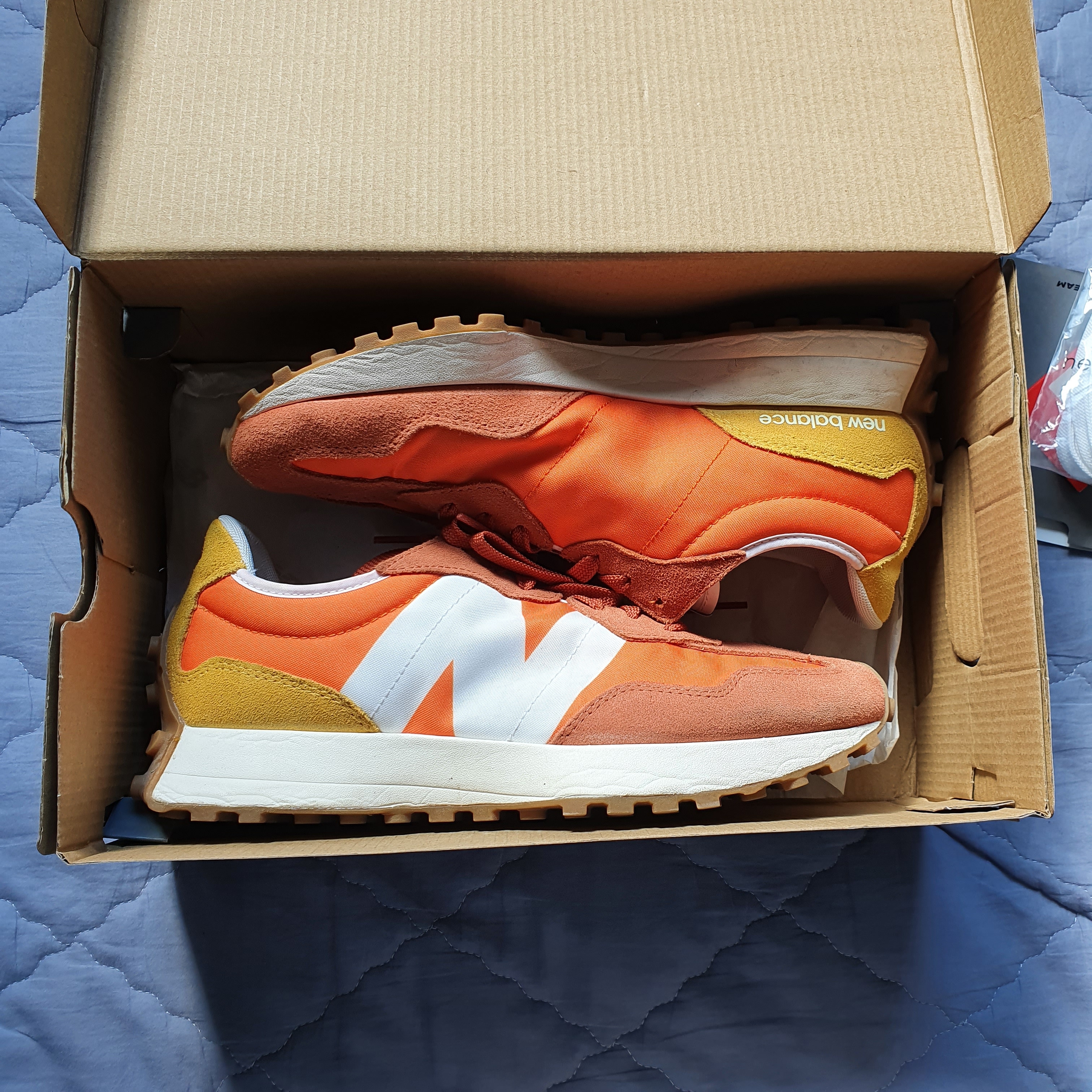 New Balance 327 Orange 착용 스타일