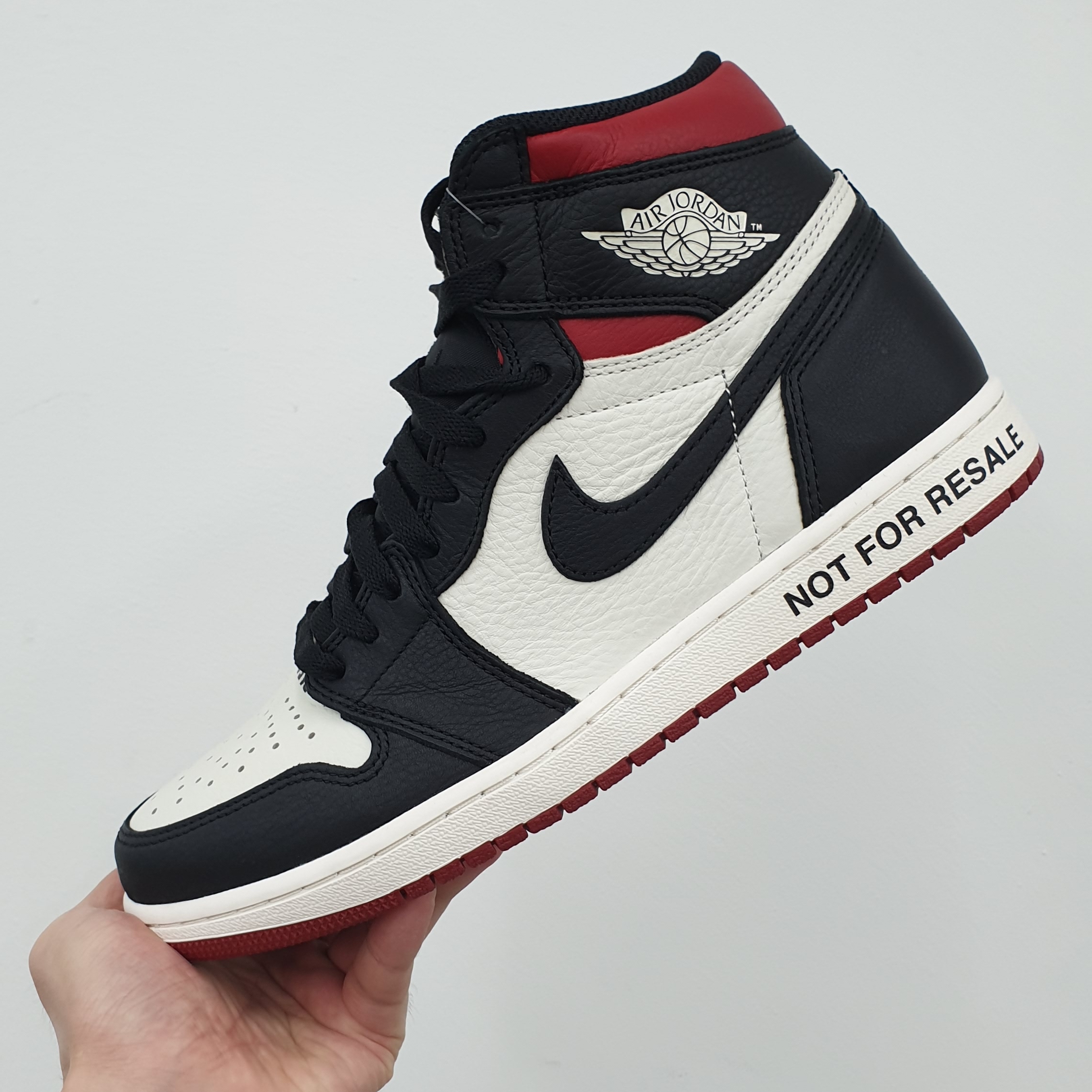 Jordan 1 Retro High Not for Resale Varsity Red 착용 스타일