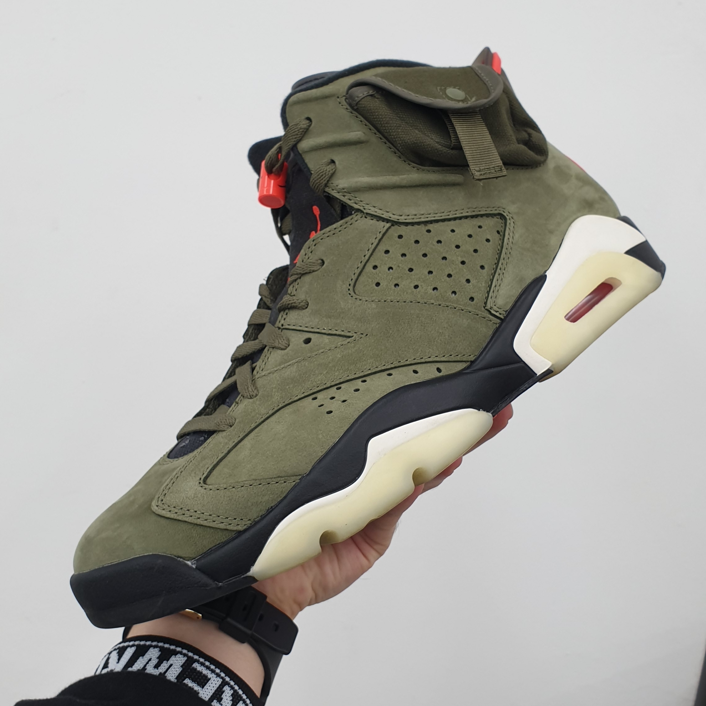 Jordan 6 x Travis Scott Retro Olive 착용 스타일
