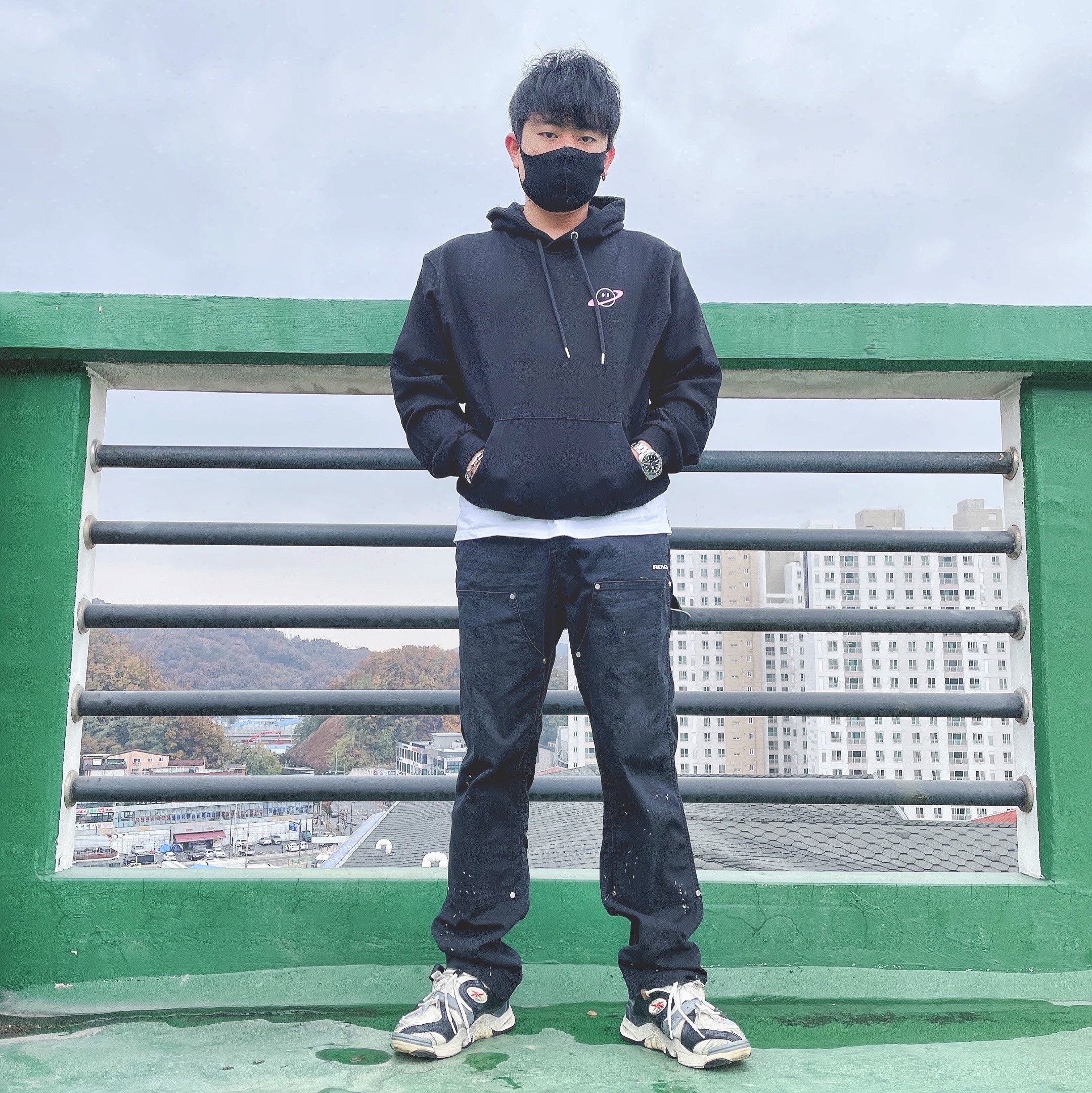 Reebok x Vetements Genetically Modified Pump Dirty Grey 착용 스타일 - 1