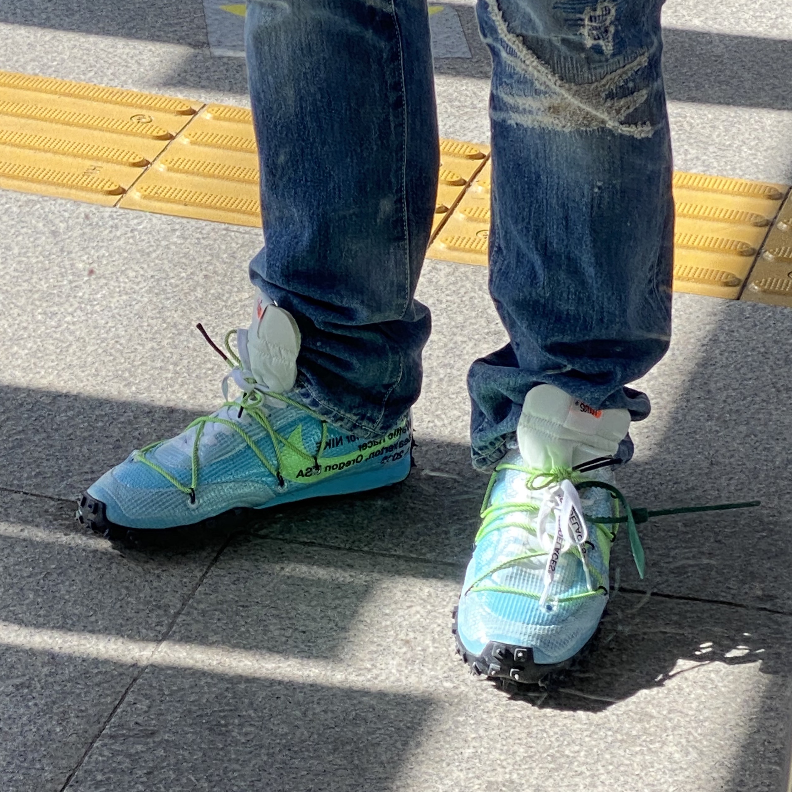 (W) Nike x Off-White Waffle Racer Vivid Sky 착용 스타일