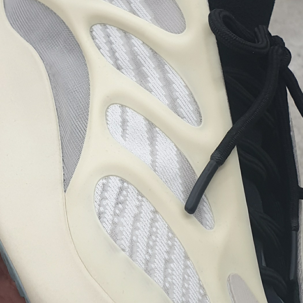 Adidas Yeezy 700 V3 Azael 2019 착용 스타일