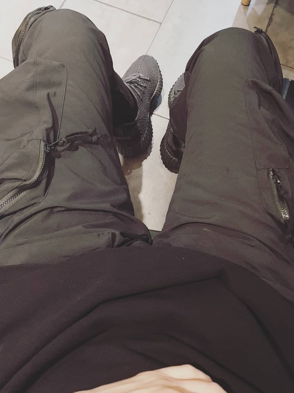 Adidas Yeezy Boost 350 V2 Black - Non-Reflective 착용 스타일 - 1