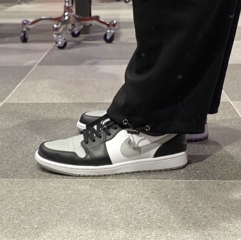 Jordan 1 Low Black Light Smoke Grey, Nike x Stussy Windrunner Jacket Off Noir 착용 스타일 - 2