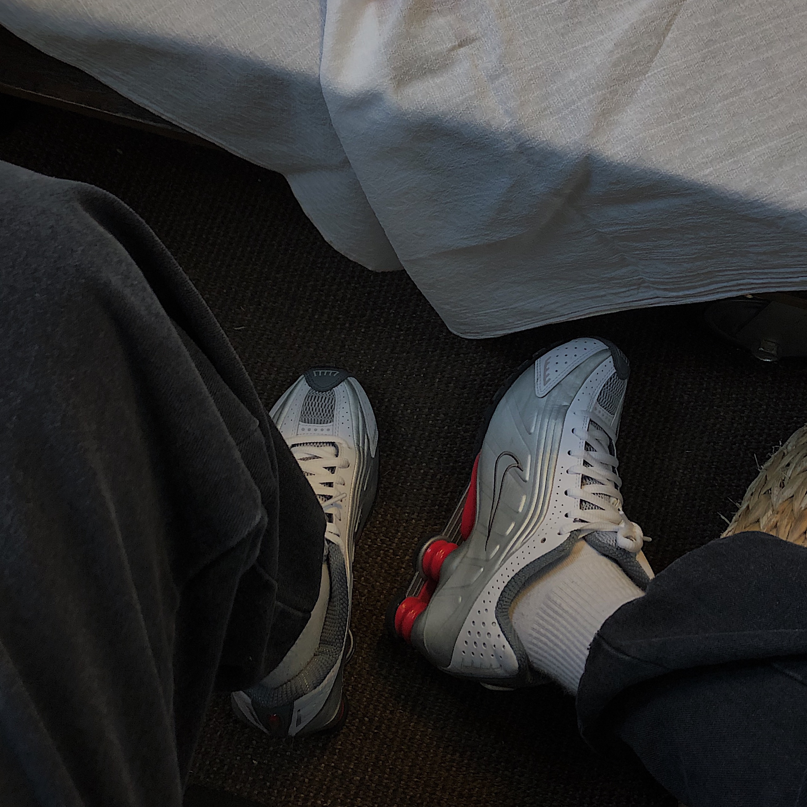 Nike Shox R4 Metallic Silver Comet Red 착용 스타일