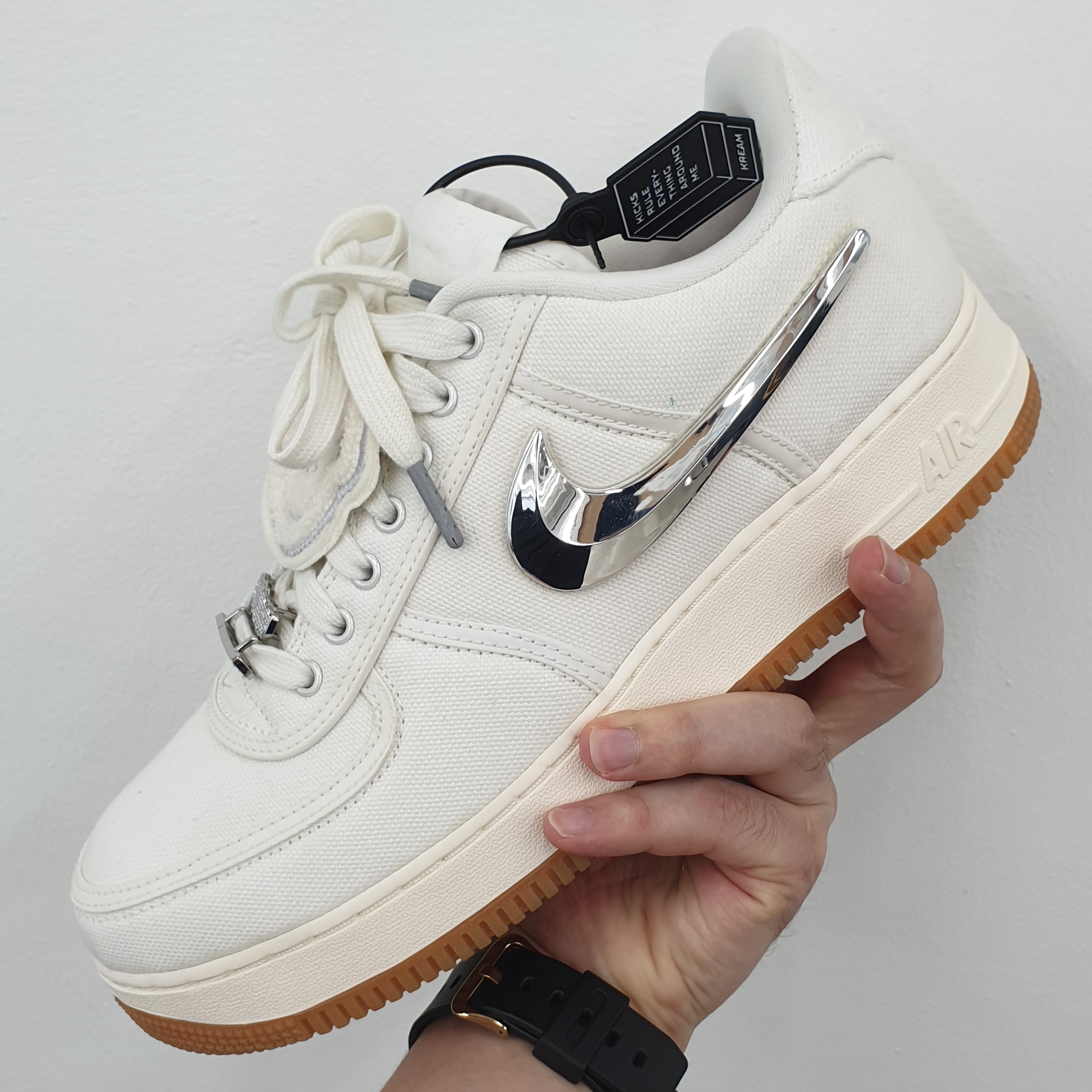 Nike x Travis Scott Air Force 1 Low Sail 착용 스타일