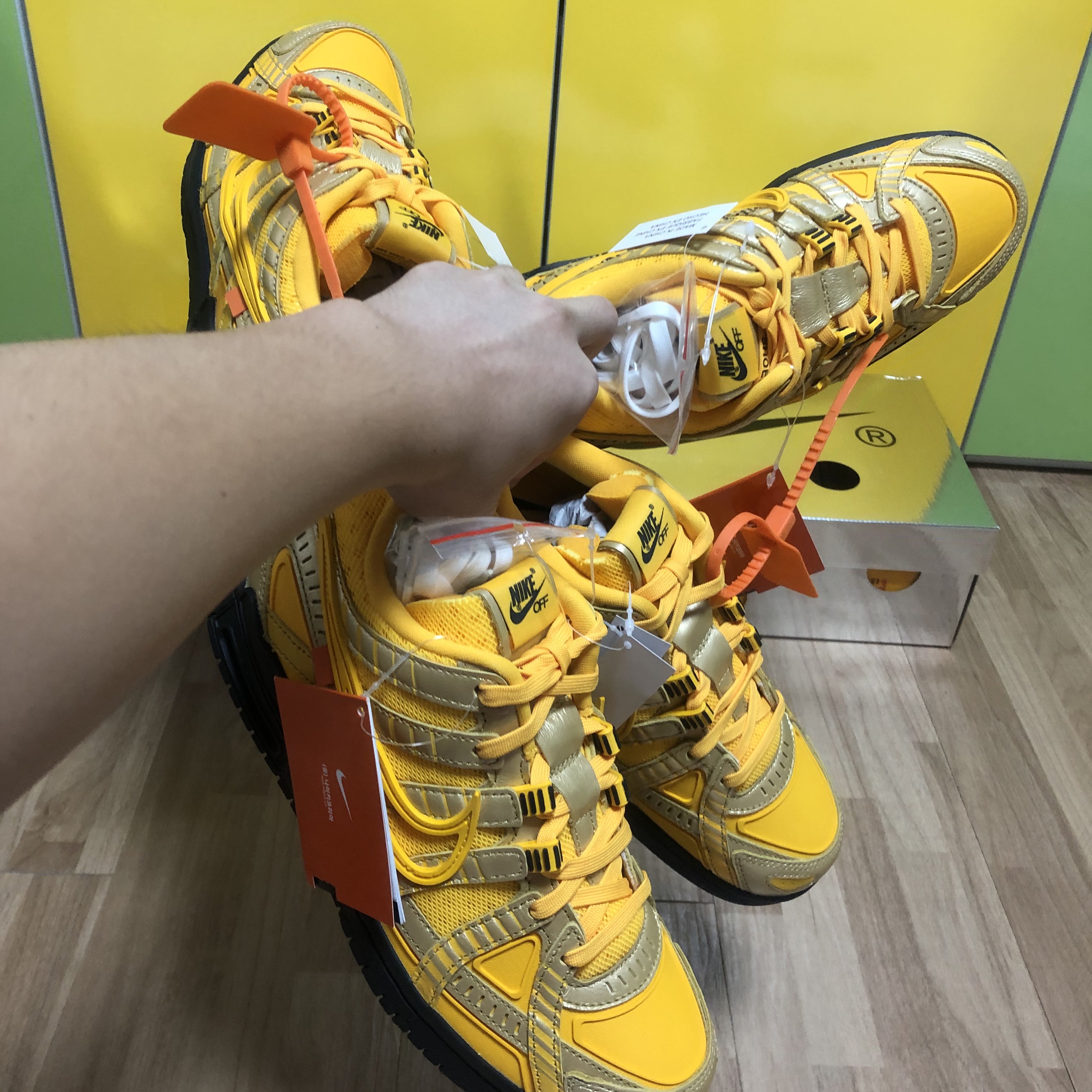 Nike x Off-White Air Rubber Dunk University Gold 착용 스타일 - 2