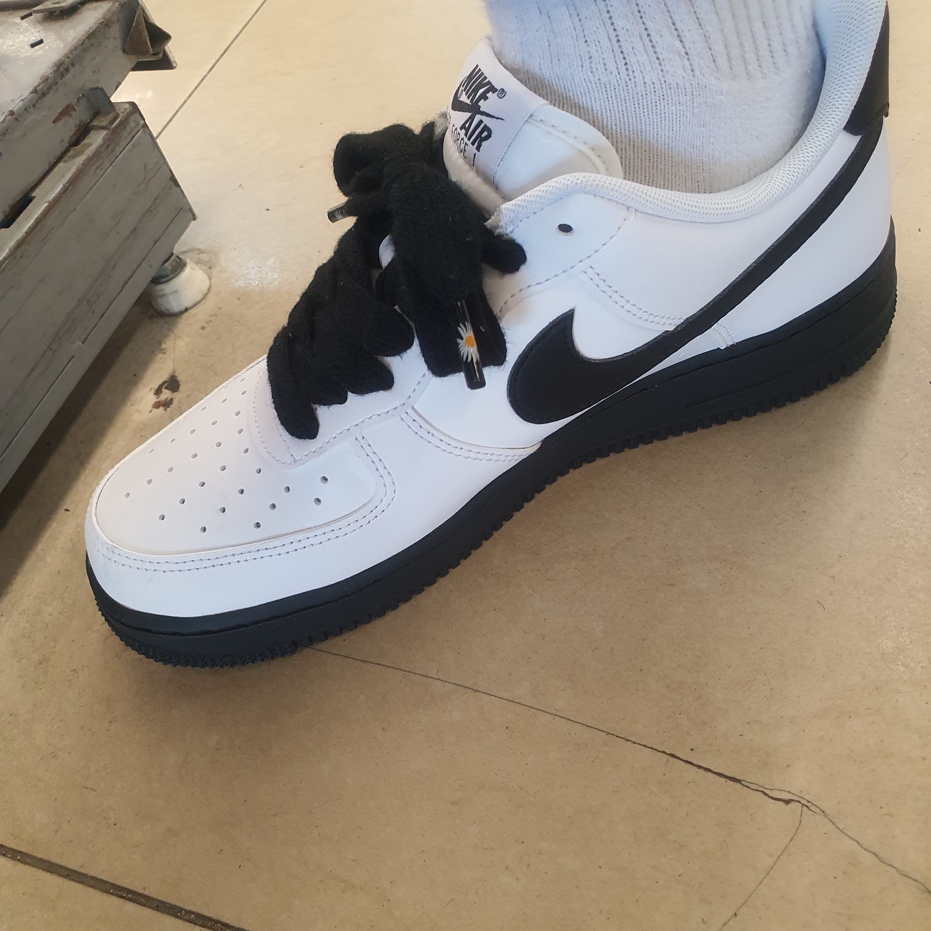 Nike Air Force 1 Low White Black Midsole 착용 스타일