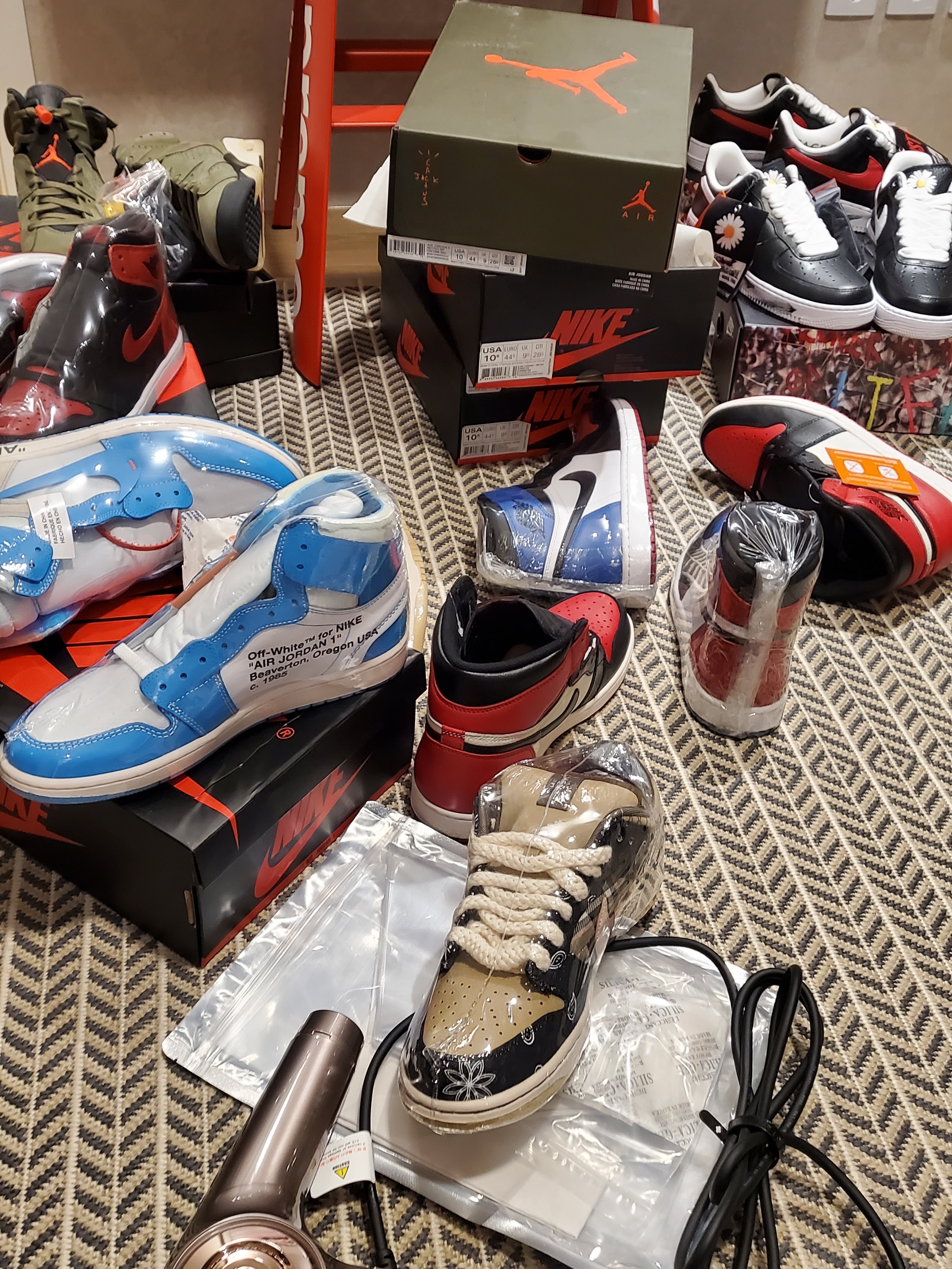 Jordan 1 x Off-White Retro High University Blue, Nike x Travis Scott SB Dunk Low 착용 스타일