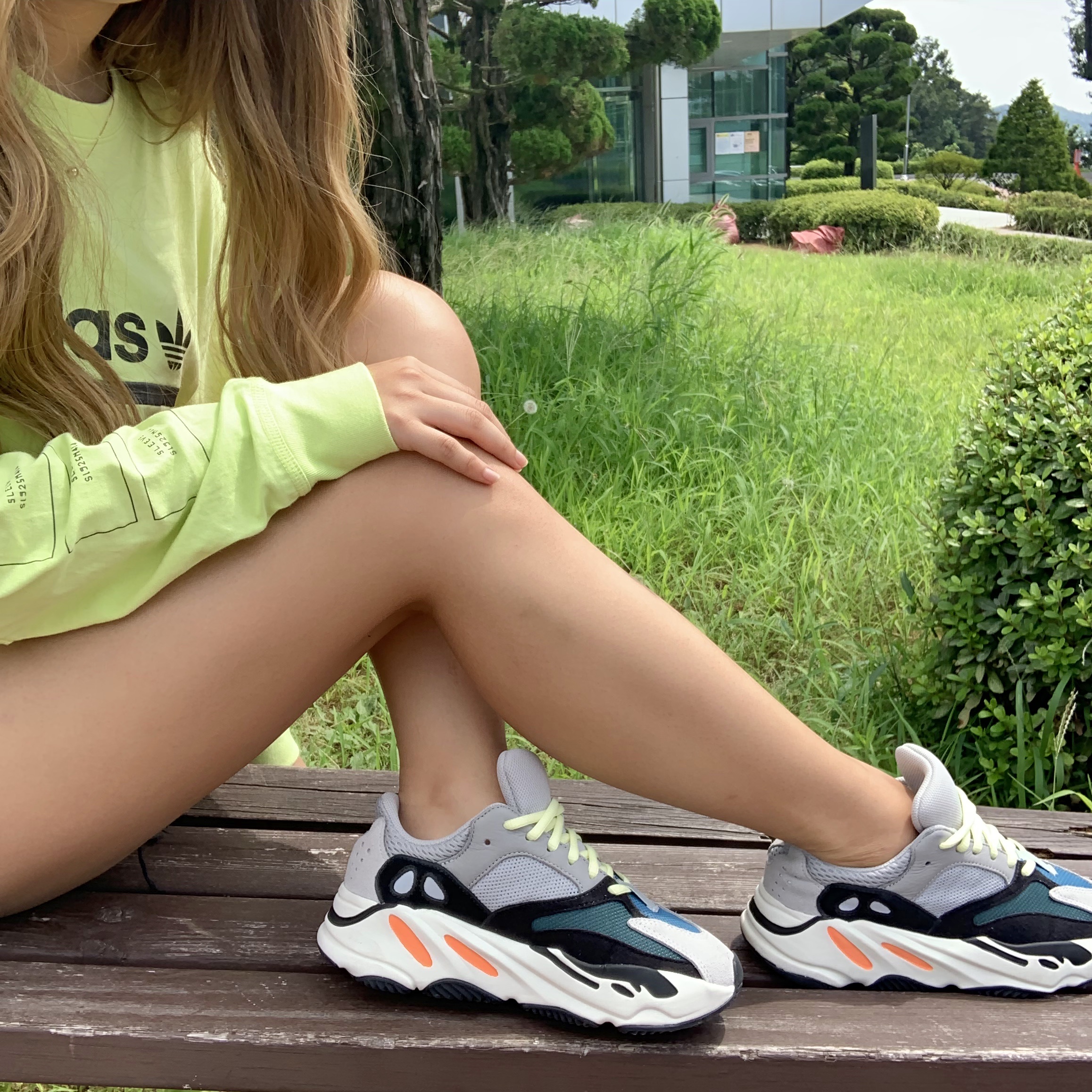 Adidas Yeezy Boost 700 Wave Runner Solid Grey 2017/2019 착용 스타일