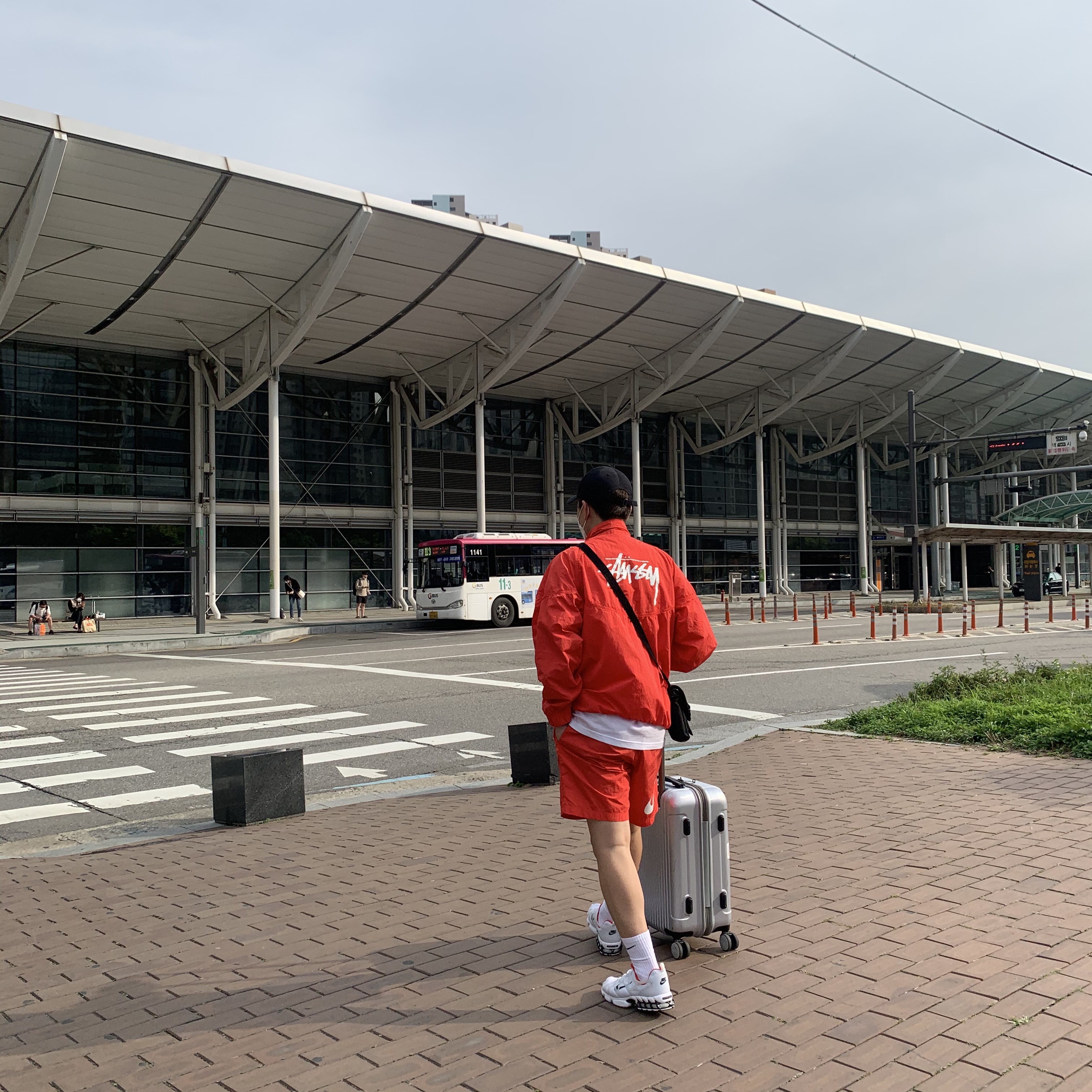 Nike x Stussy Air Zoom Spiridon Kukini White, Nike x Stussy Water Shorts Habanero Red 착용 스타일 - 1