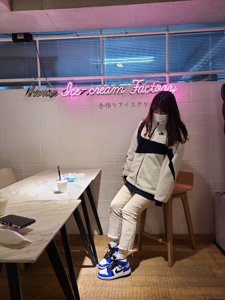(W) Jordan 1 Mid SE Sisterhood, Nike Big Swoosh Full Zip Jacket White Navy 착용 스타일