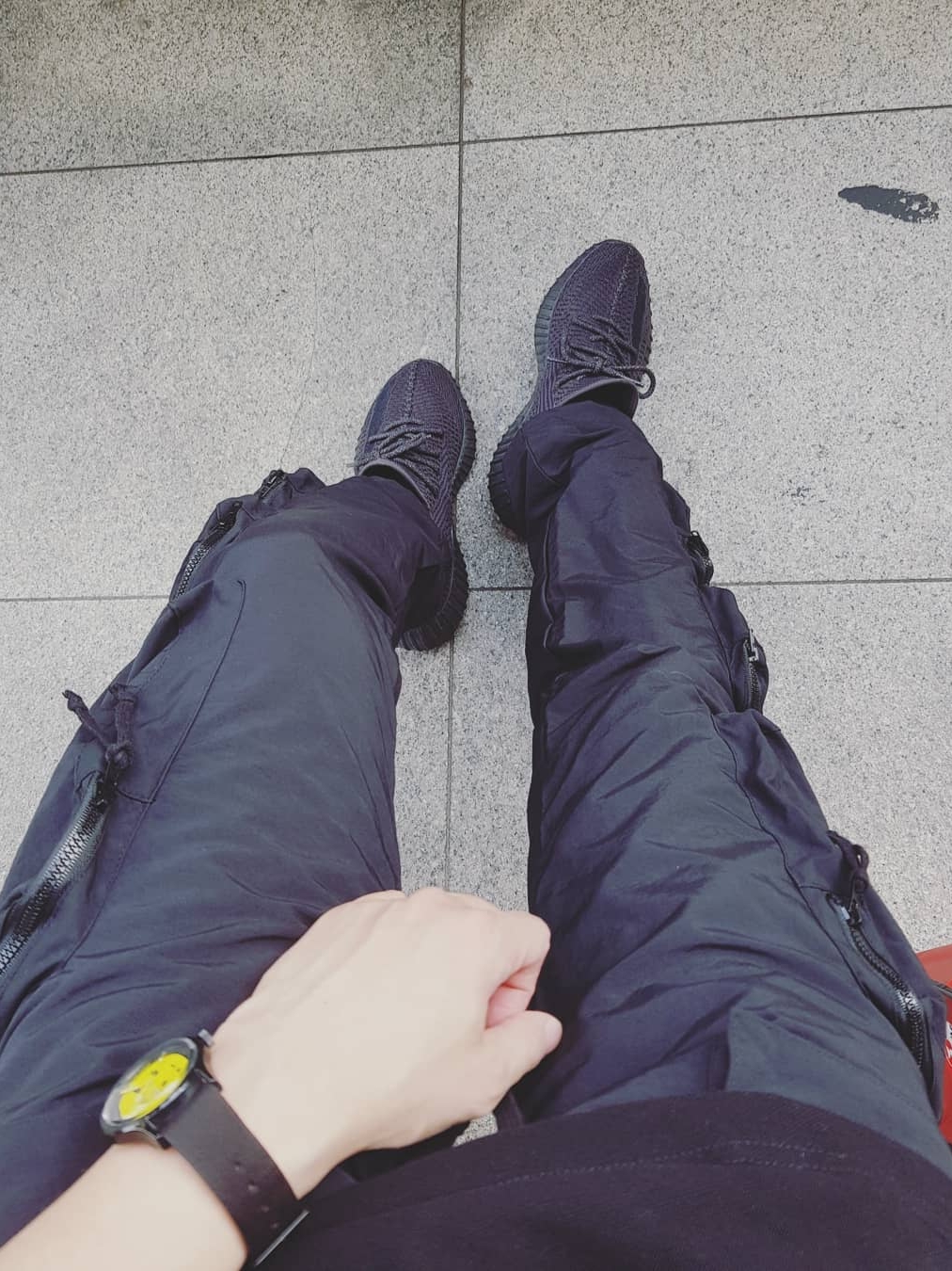 Adidas Yeezy Boost 350 V2 Black - Non-Reflective 착용 스타일 - 2