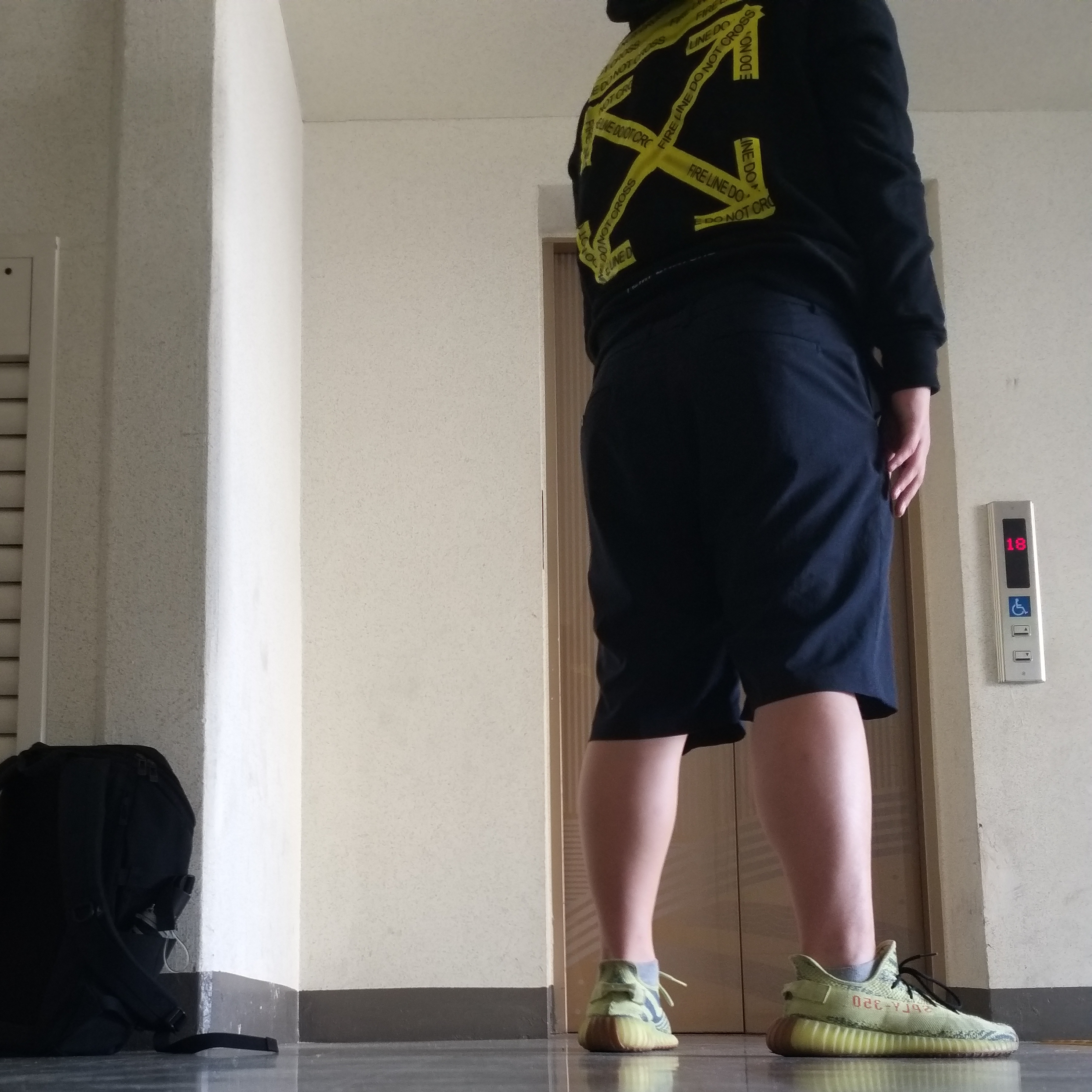 Adidas Yeezy Boost 350 V2 Semi Frozen Yellow 착용 스타일