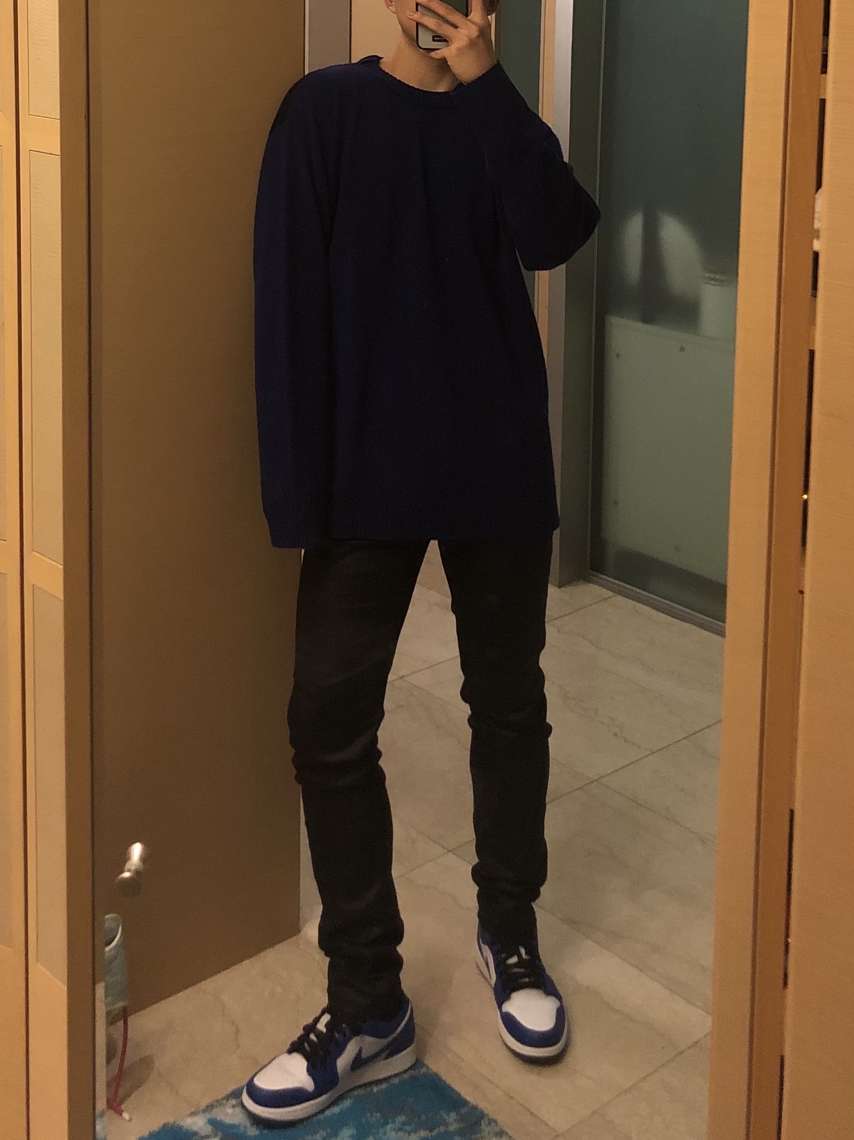 Jordan 1 Low Hyper Royal 착용 스타일 - 1