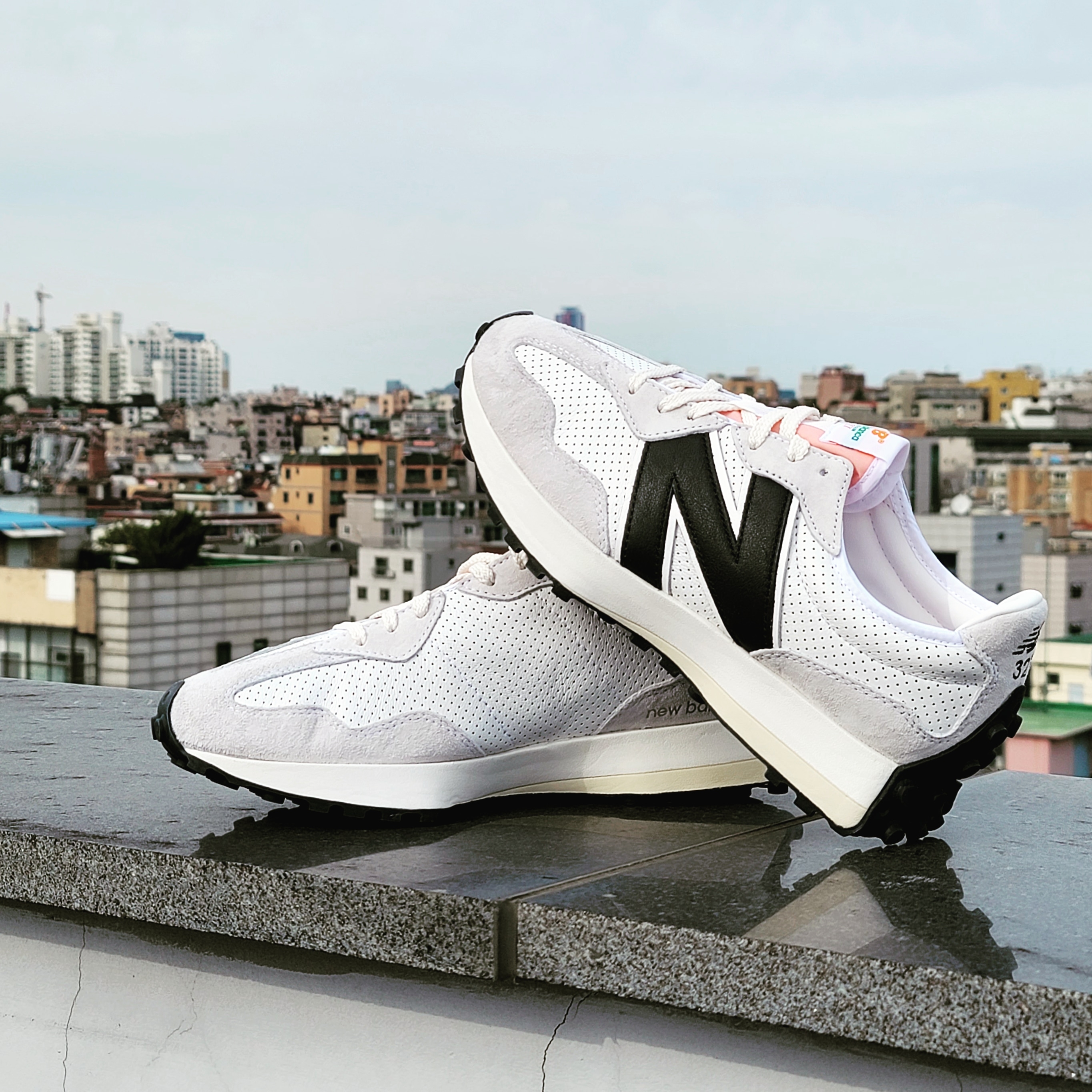 New Balance x Casablanca 327 Idealist Black Grey Pink 착용 스타일