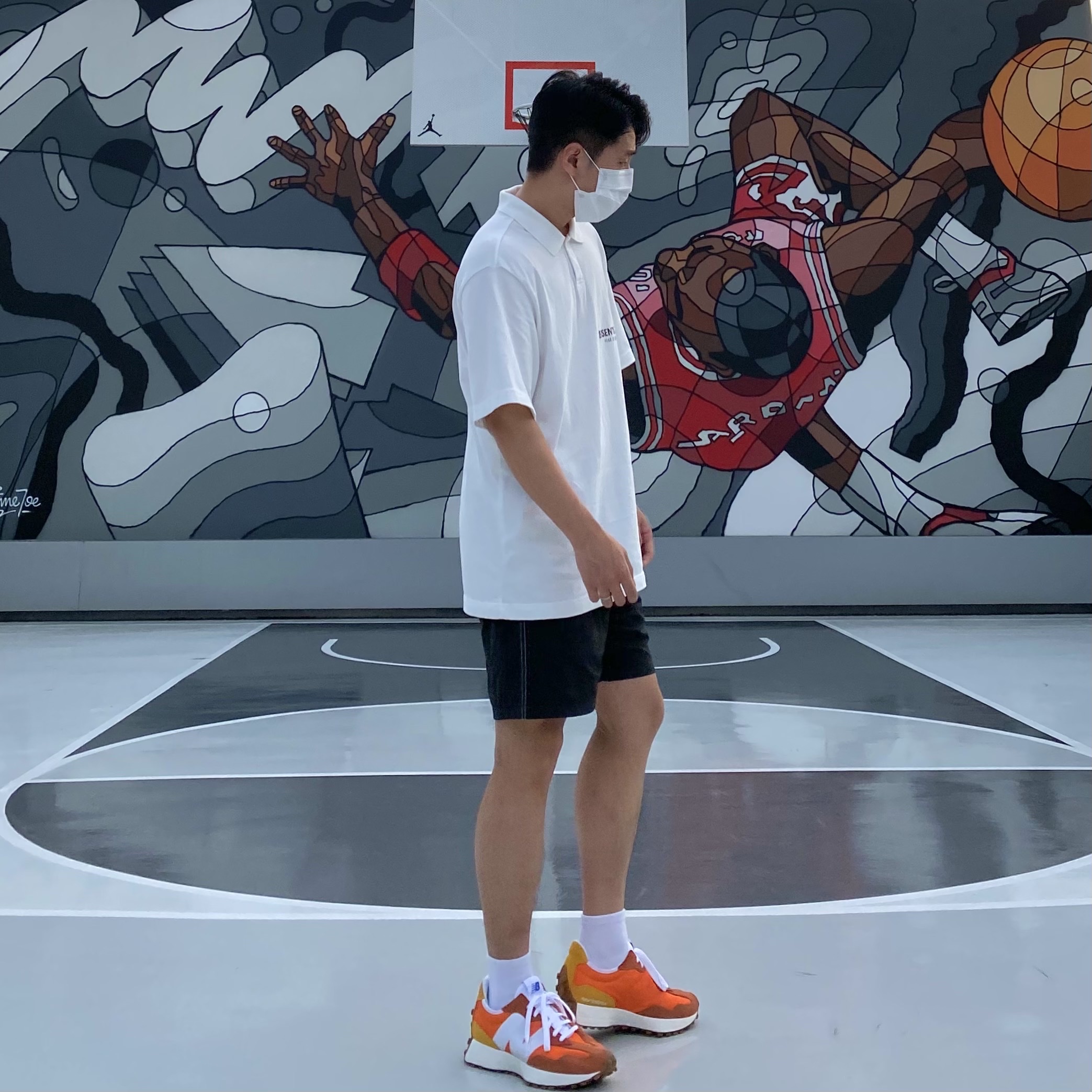 New Balance 327 Orange 착용 스타일 - 2