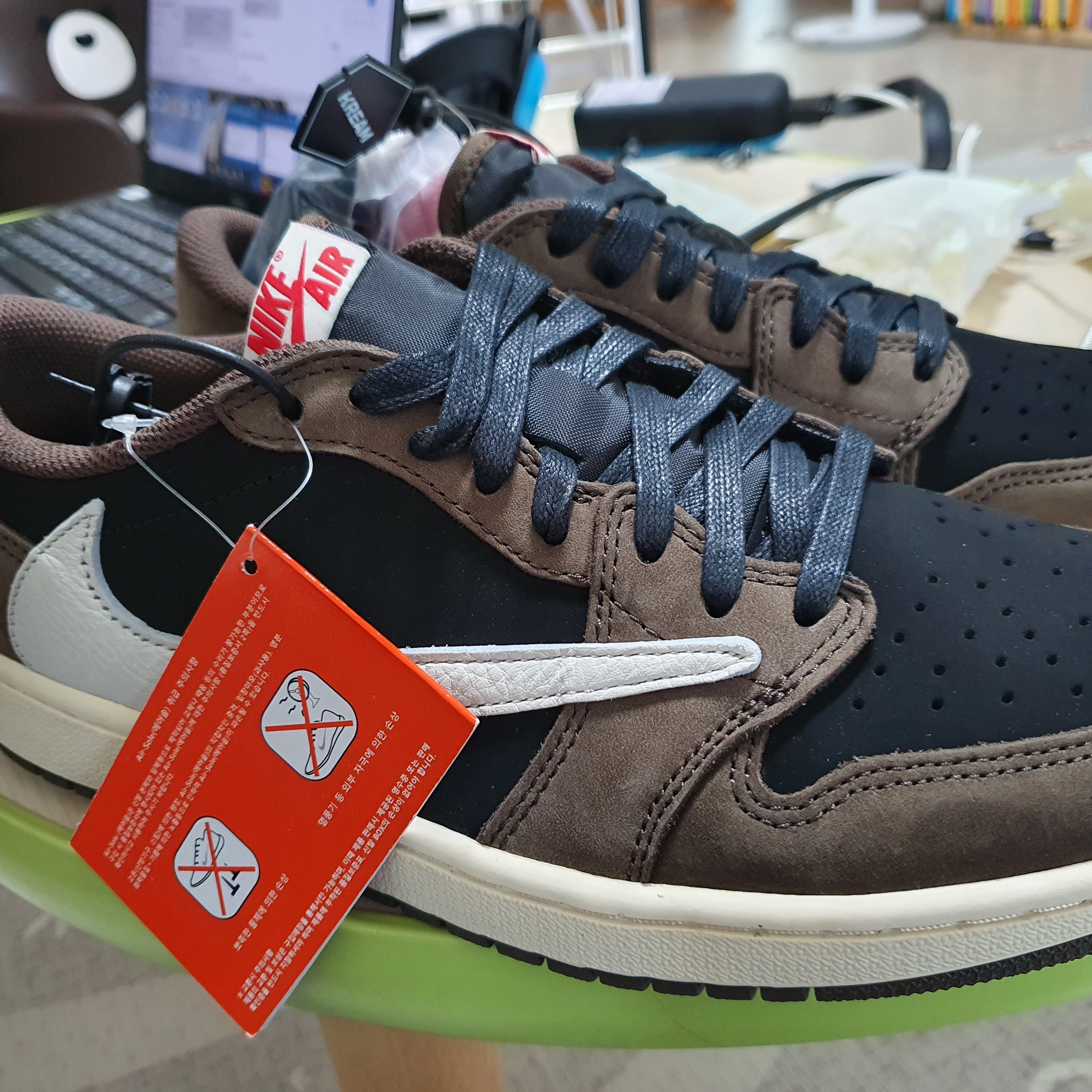 Jordan 1 x Travis Scott Retro Low OG SP Mocha 착용 스타일