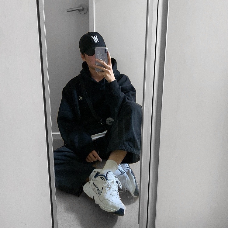 Nike Air Monarch IV White Navy 착용 스타일