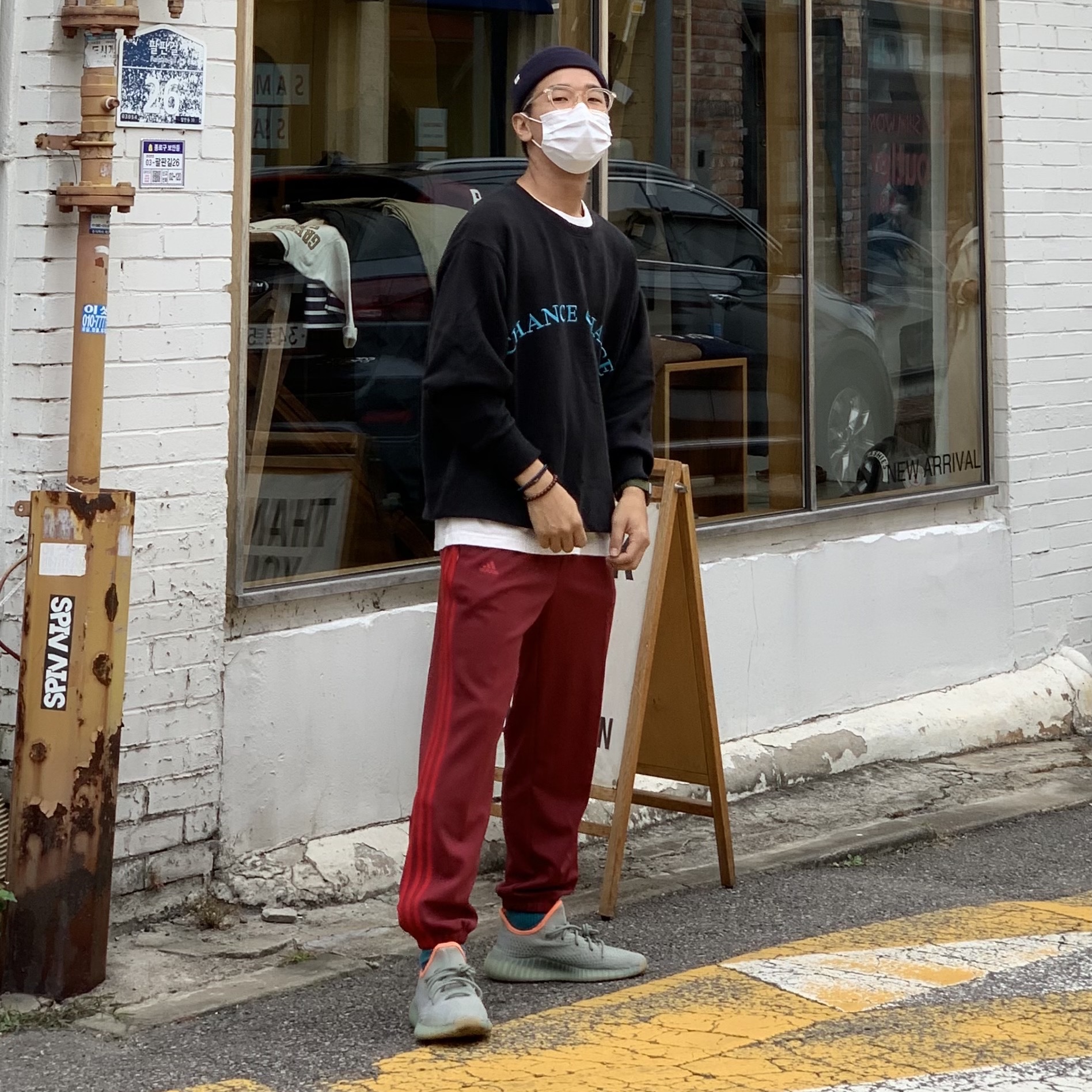 Adidas Yeezy Boost 350 V2 Desert Sage 착용 스타일 - 2