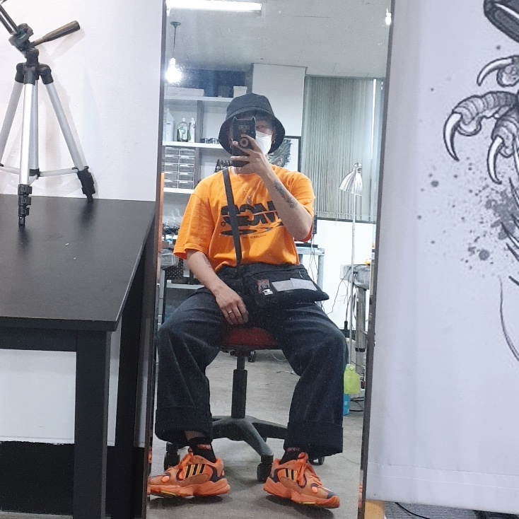 Adidas Yung-1 Hi-Res Orange 착용 스타일