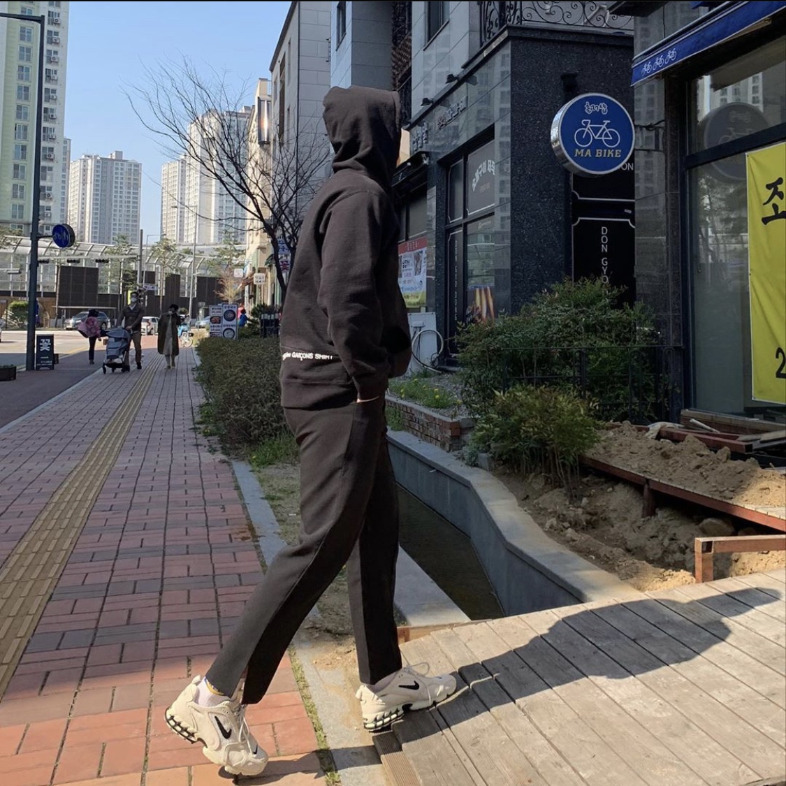 Nike x Stussy Air Zoom Spiridon Cage 2 Fossil, Supreme x Comme des Garcons Shirt Split Box Logo Hooded Sweatshirt Black - 18FW 착용 스타일 - 3