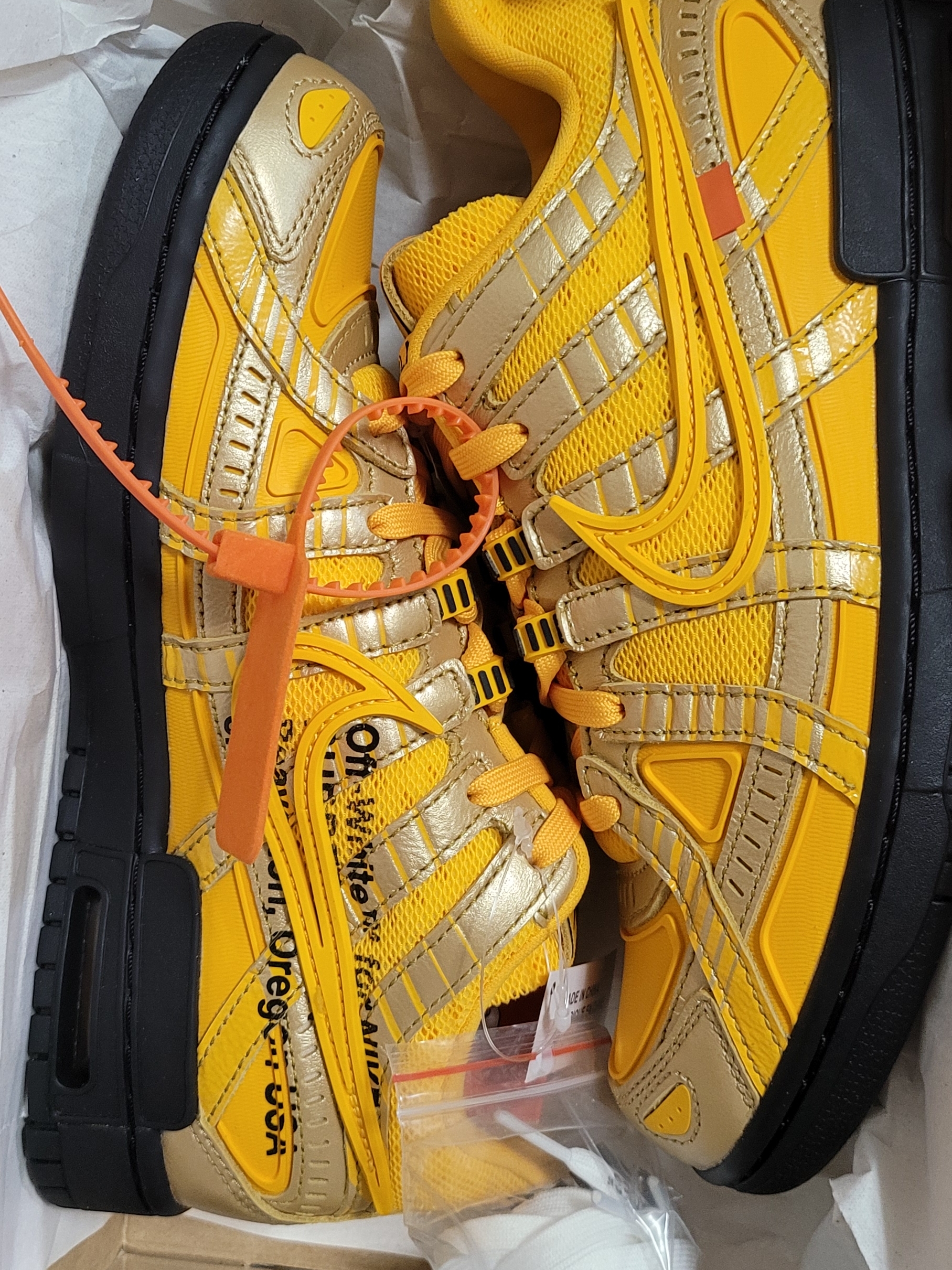 Nike x Off-White Air Rubber Dunk University Gold 착용 스타일