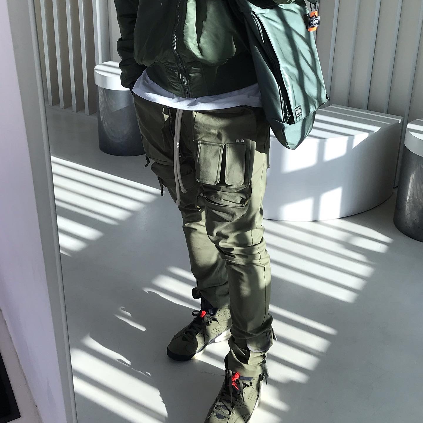 Jordan 6 x Travis Scott Retro Olive 착용 스타일