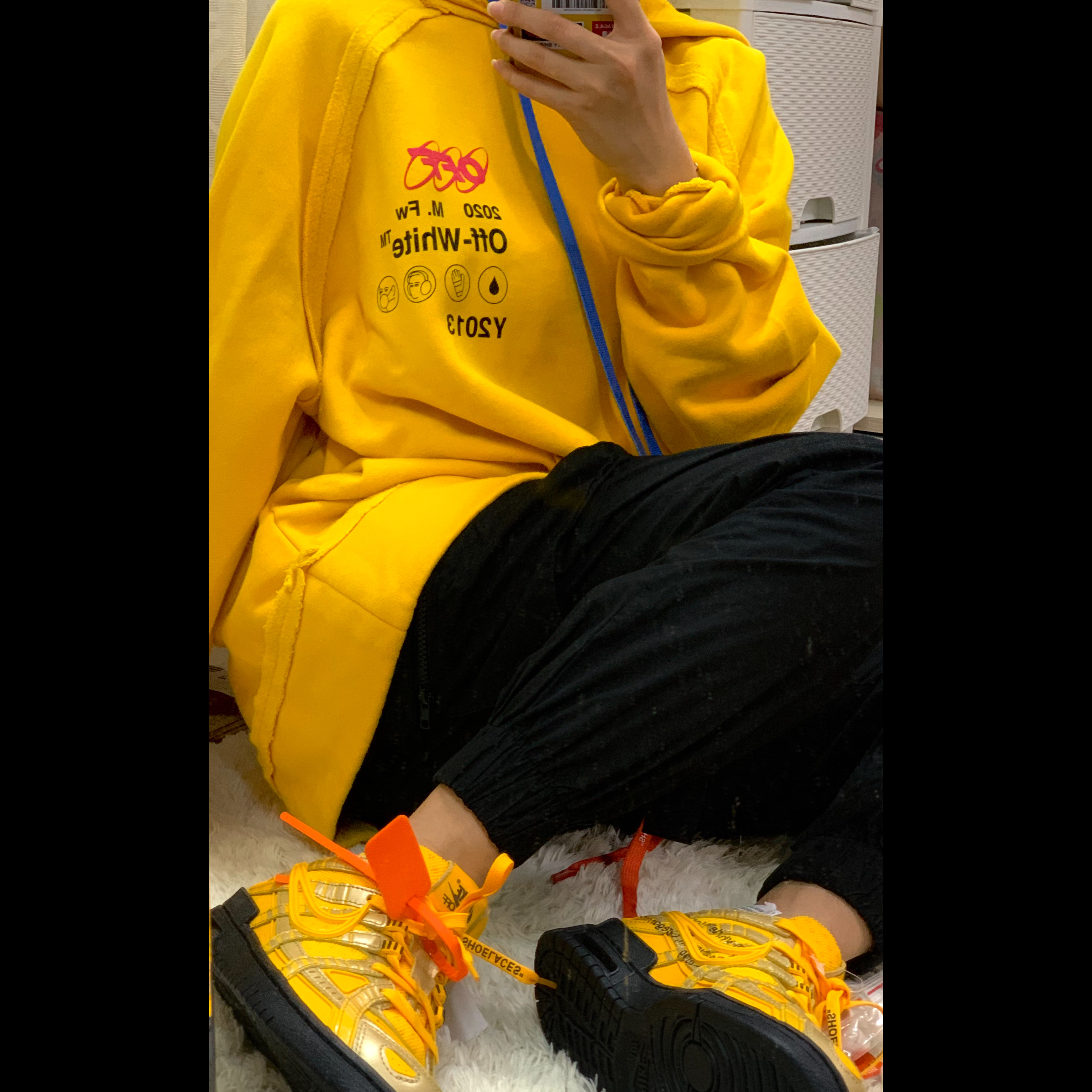 Nike x Off-White Air Rubber Dunk University Gold 착용 스타일