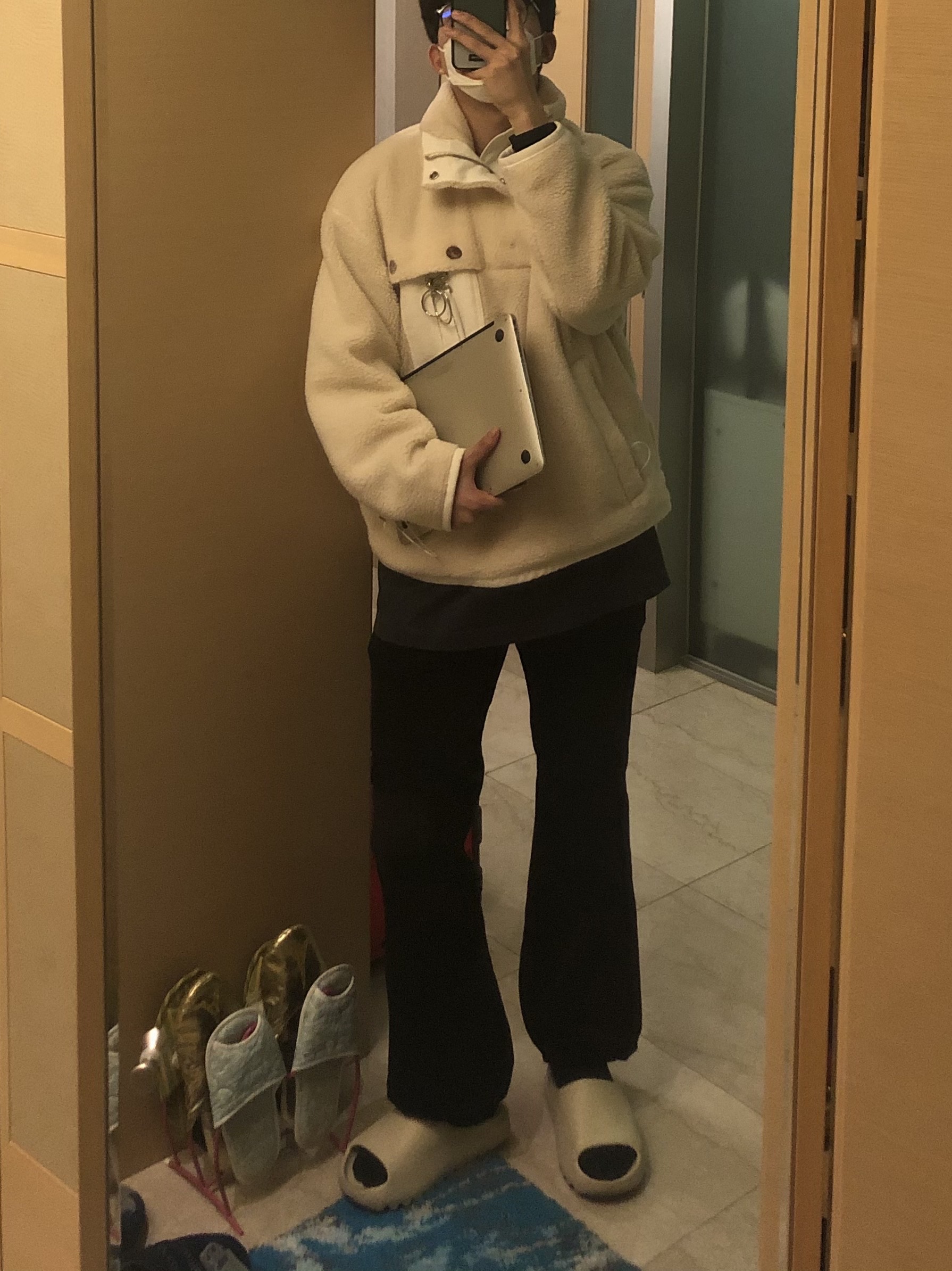Adidas Yeezy Slide Bone 착용 스타일