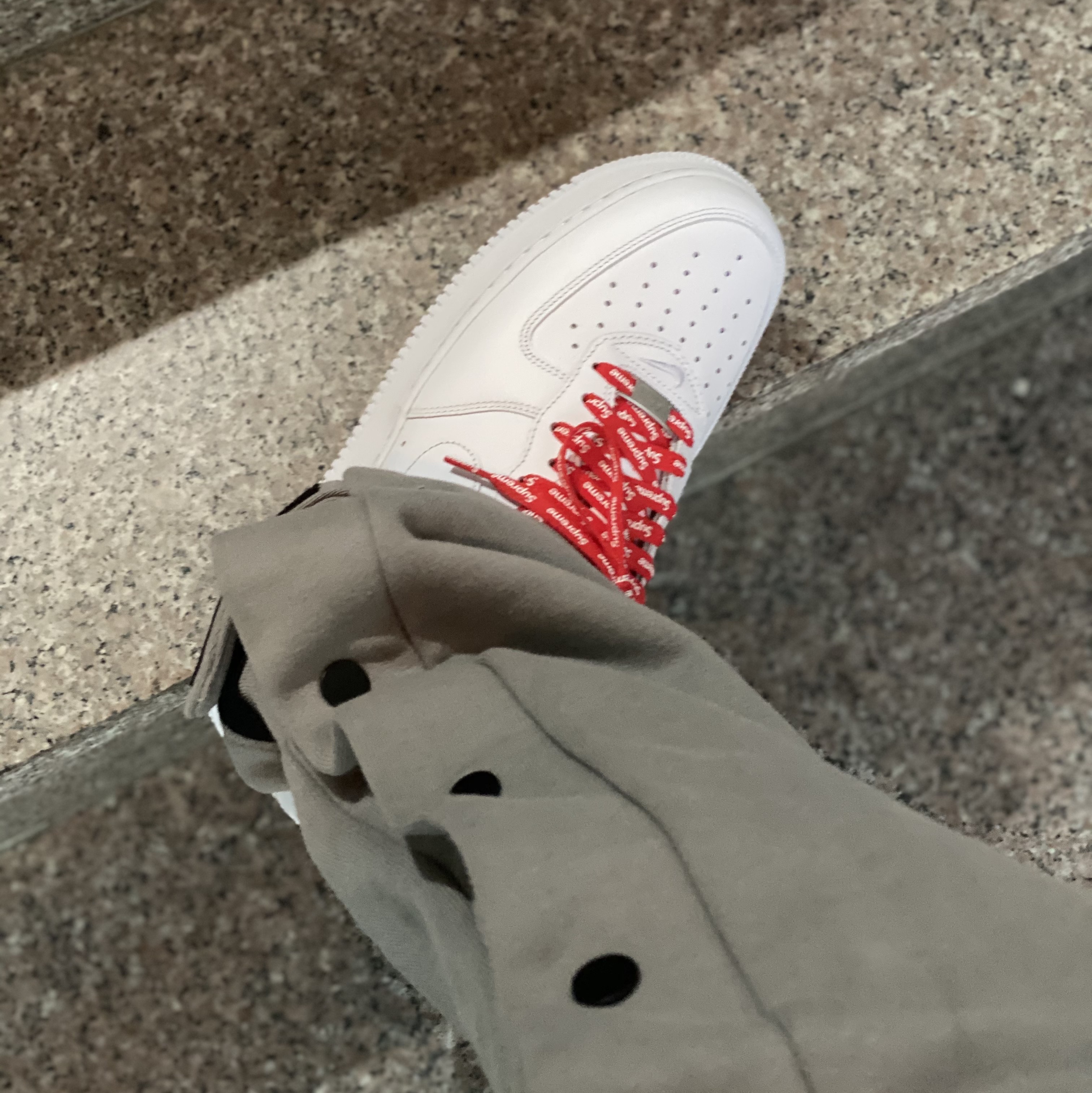 Nike x Supreme Air Force 1 Low White 착용 스타일 - 3