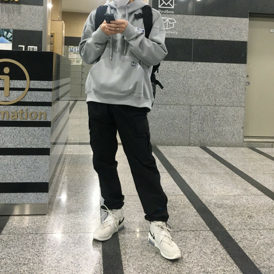 Nike x Fear of God Air Fear of God Raid Light Bone 착용 스타일