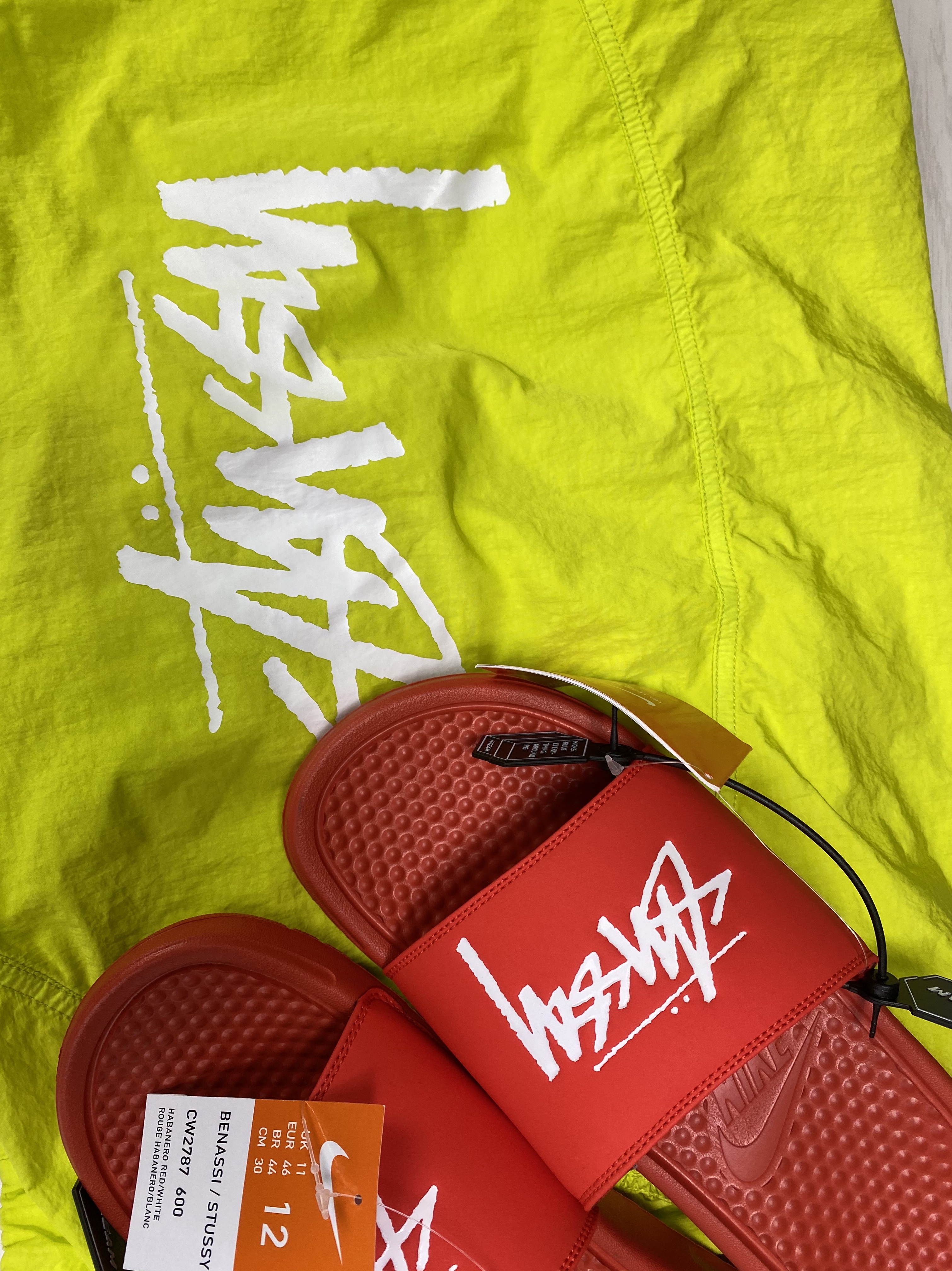 Nike x Stussy Benassi Slide Habanero Red 착용 스타일