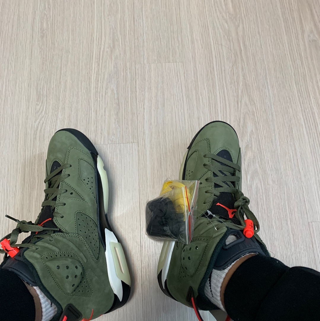 Jordan 6 x Travis Scott Retro Olive 착용 스타일