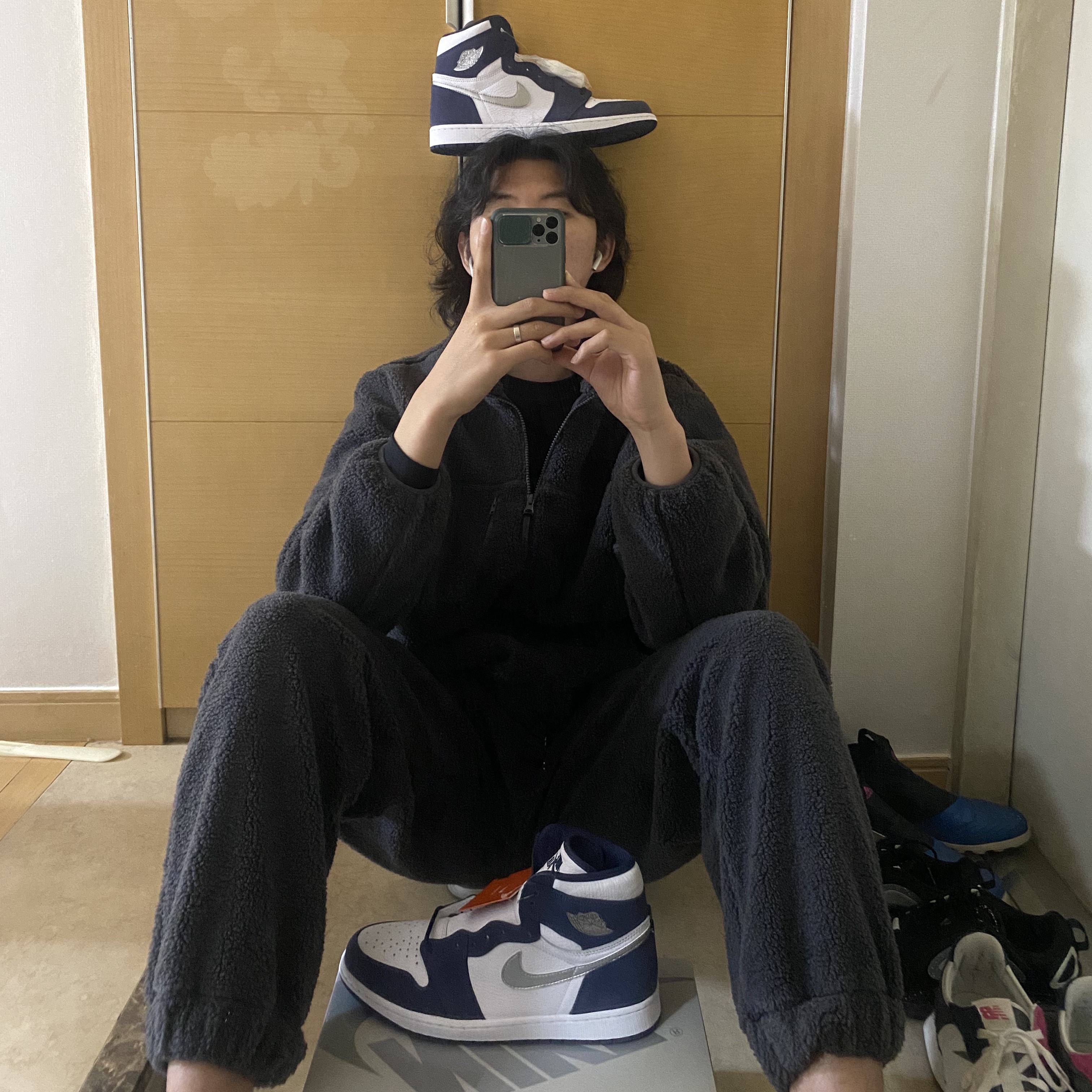 Jordan 1 Retro High OG CO.JP Midnight Navy, New Balance 327 Castlerock 착용 스타일 - 2