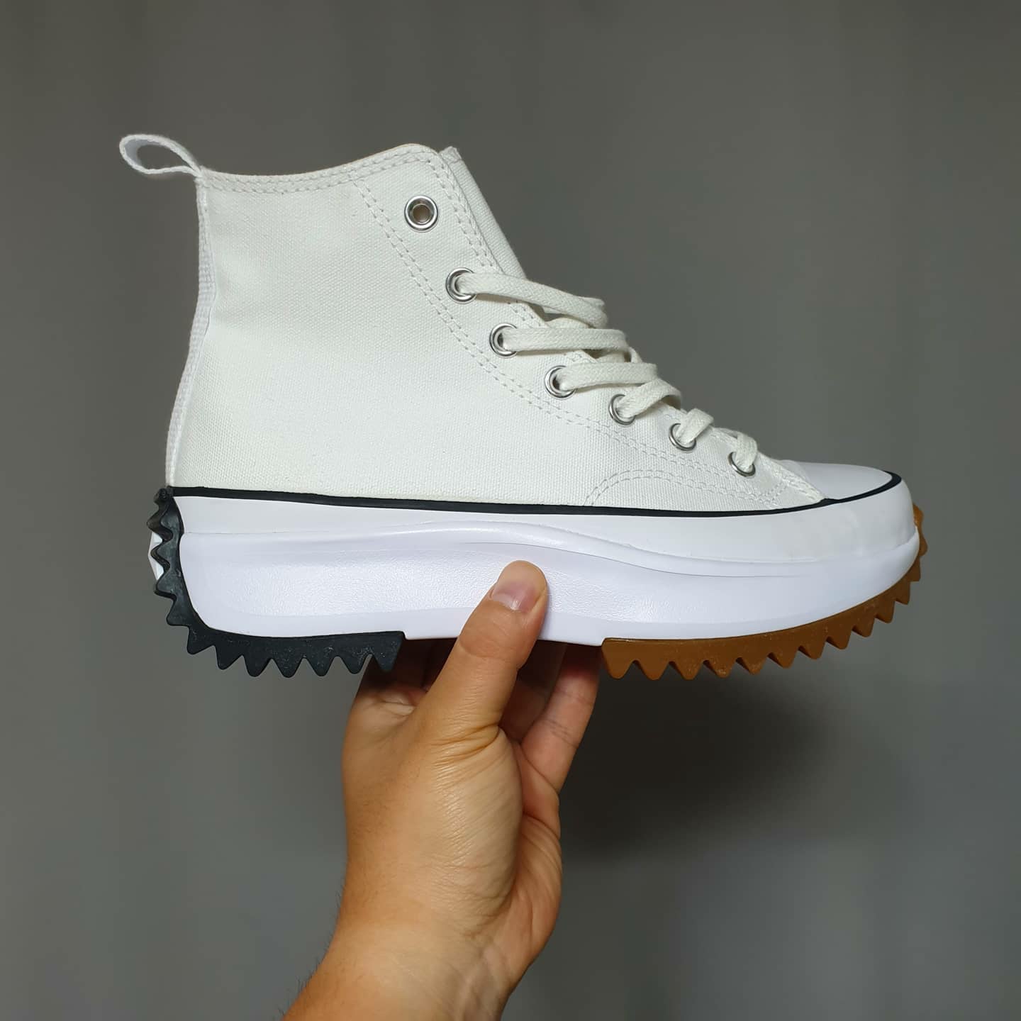 Converse Run Star Hike Hi White Black Gum 착용 스타일 - 3