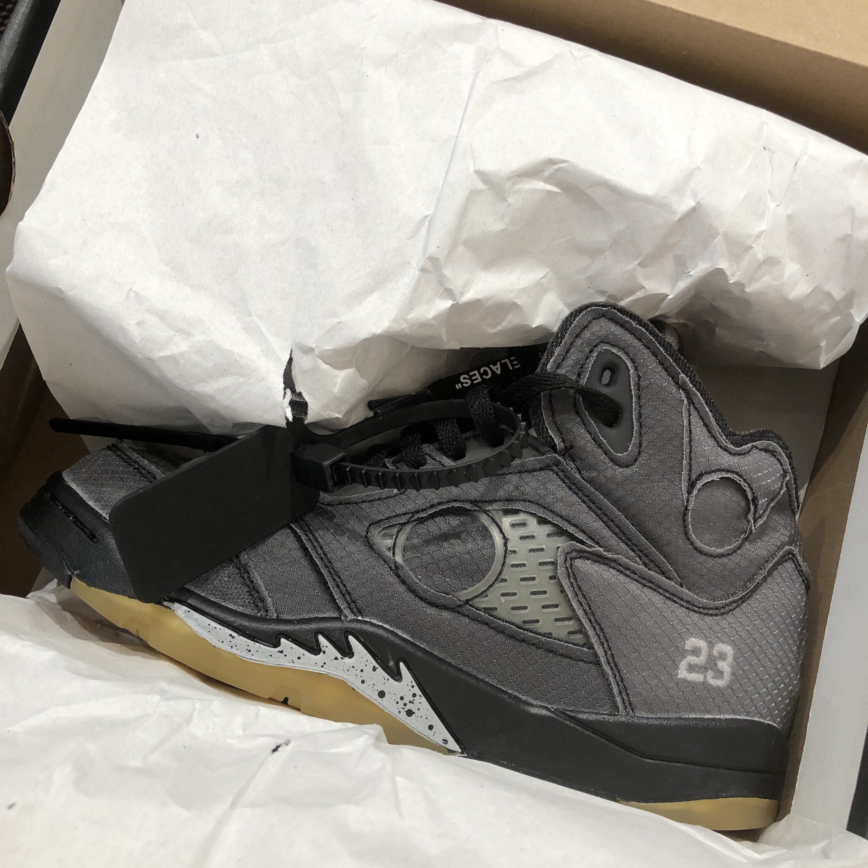 Jordan 5 x Off-White Retro SP Black Muslin 착용 스타일