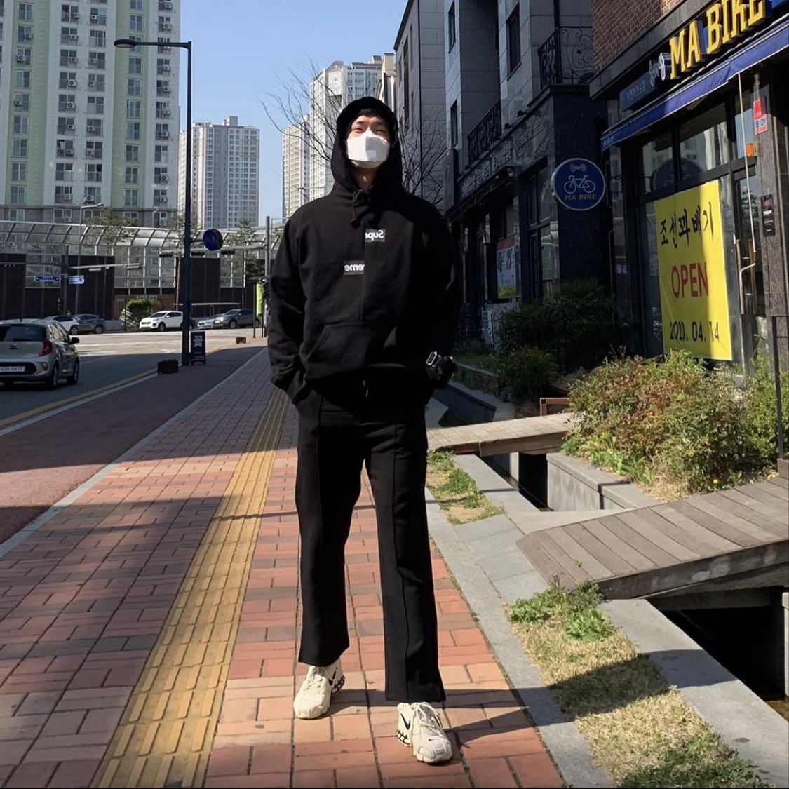 Nike x Stussy Air Zoom Spiridon Cage 2 Fossil, Supreme x Comme des Garcons Shirt Split Box Logo Hooded Sweatshirt Black - 18FW 착용 스타일 - 1