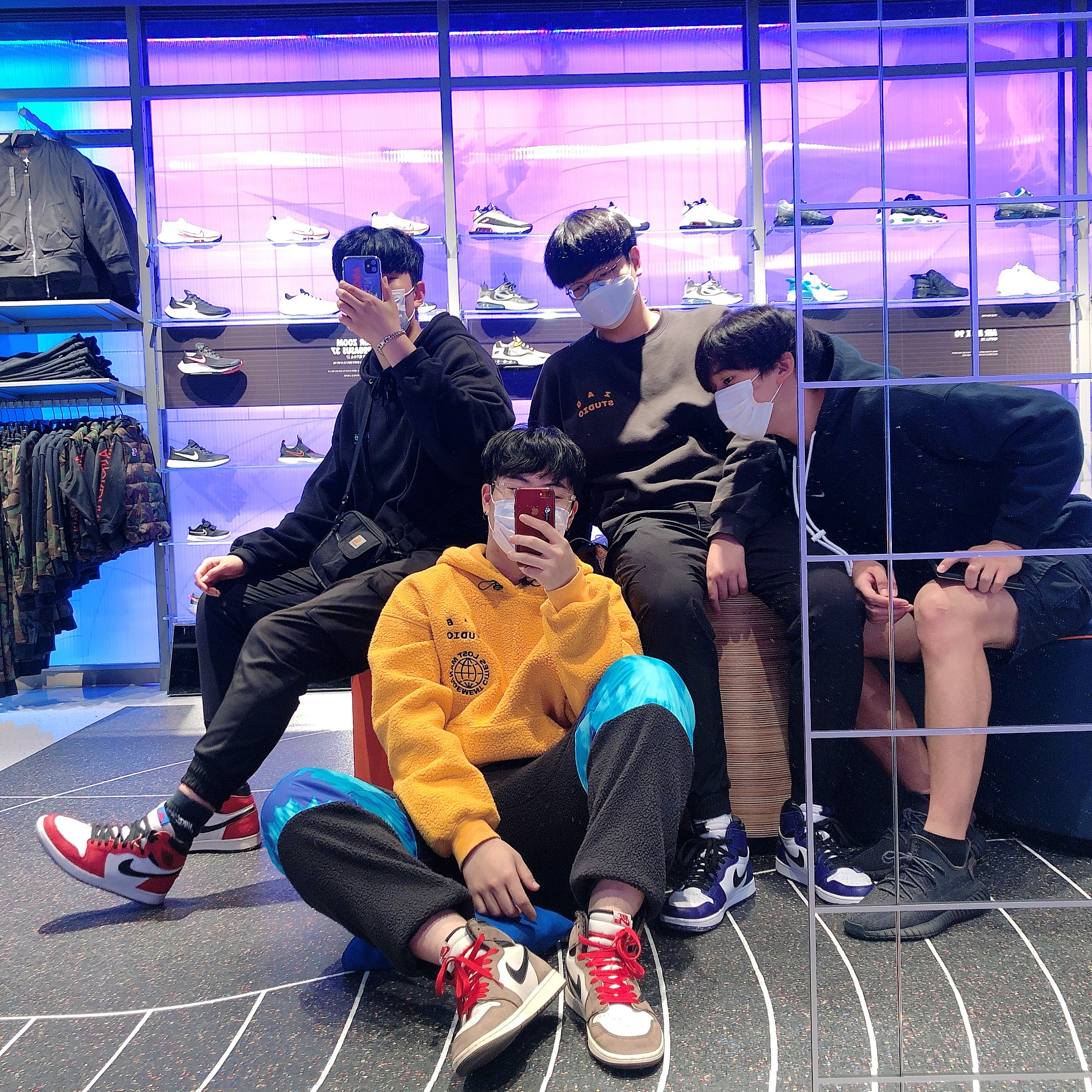 Jordan 1 Retro High Spider-Man Origin Story, Jordan 1 x Travis Scott Retro High OG SP Mocha 착용 스타일