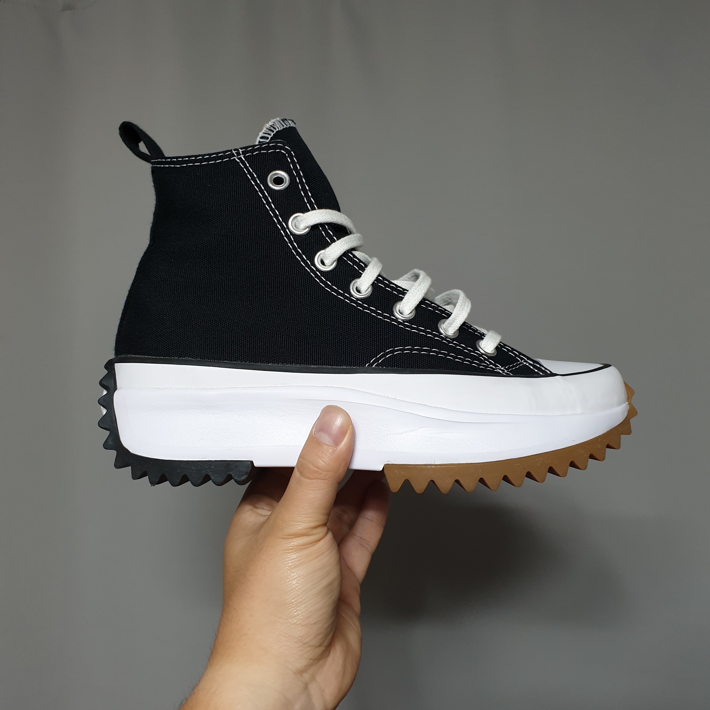 Converse Run Star Hike Hi Black White Gum 착용 스타일 - 3
