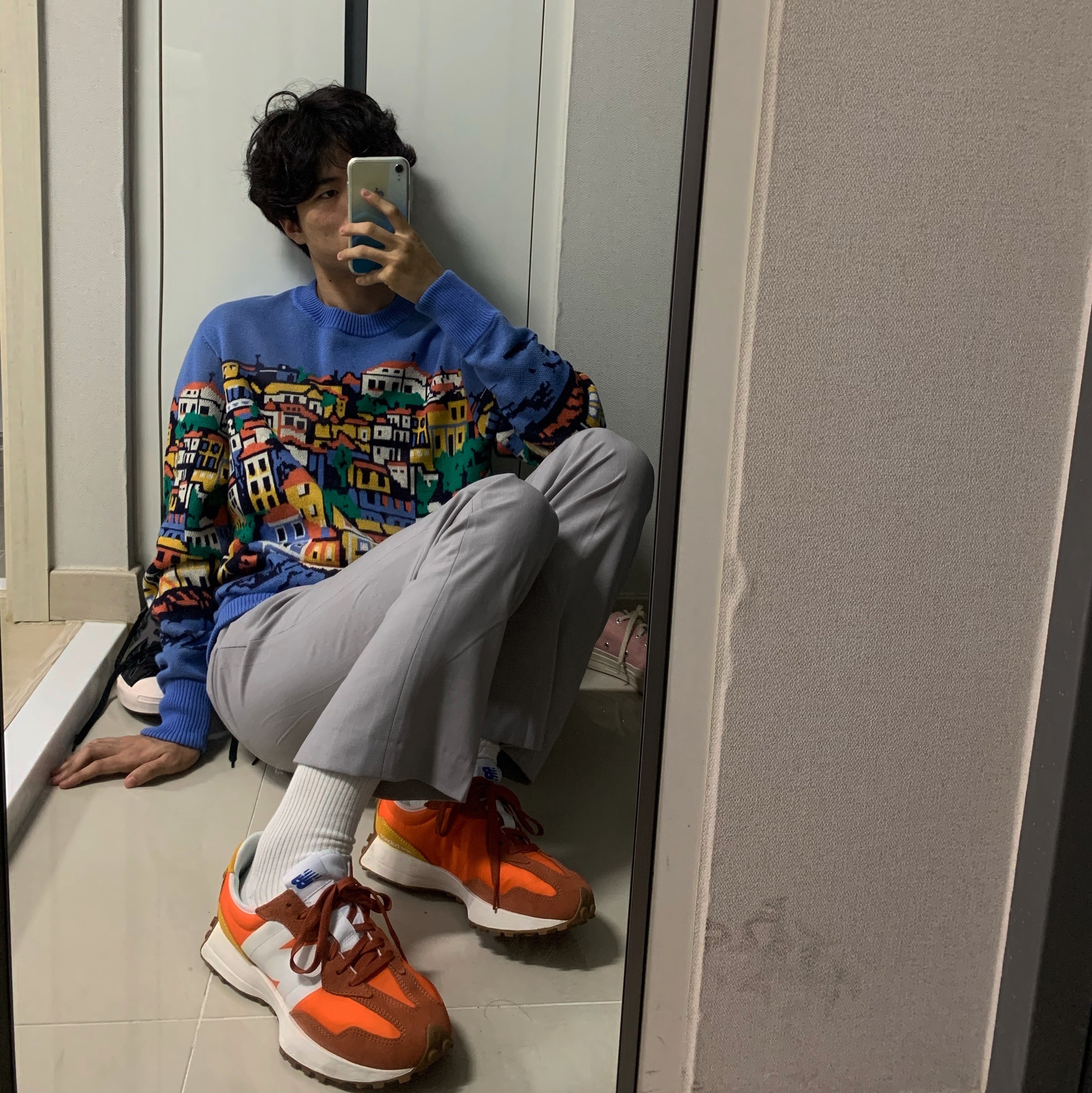 New Balance 327 Orange 착용 스타일