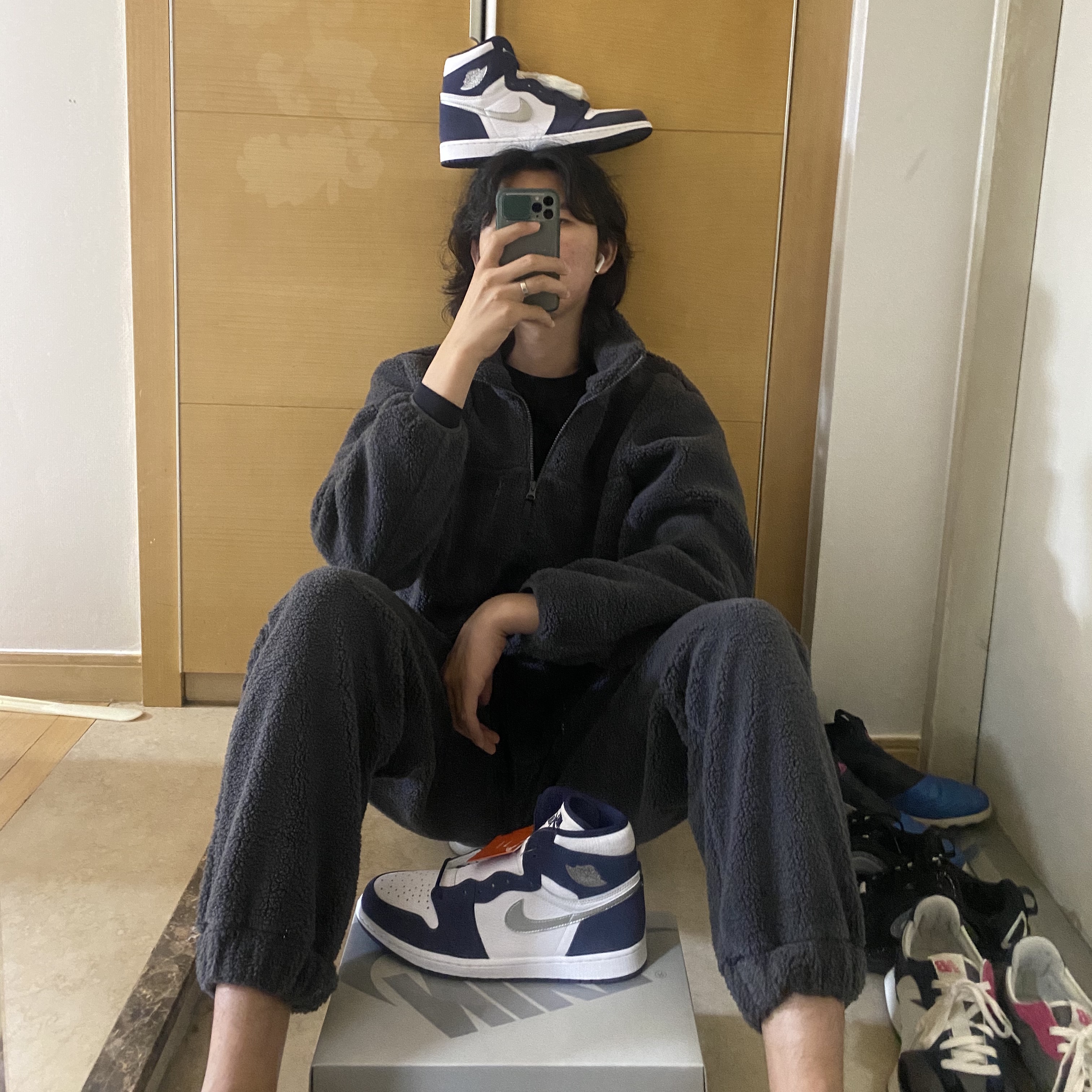 Jordan 1 Retro High OG CO.JP Midnight Navy, New Balance 327 Castlerock 착용 스타일 - 1