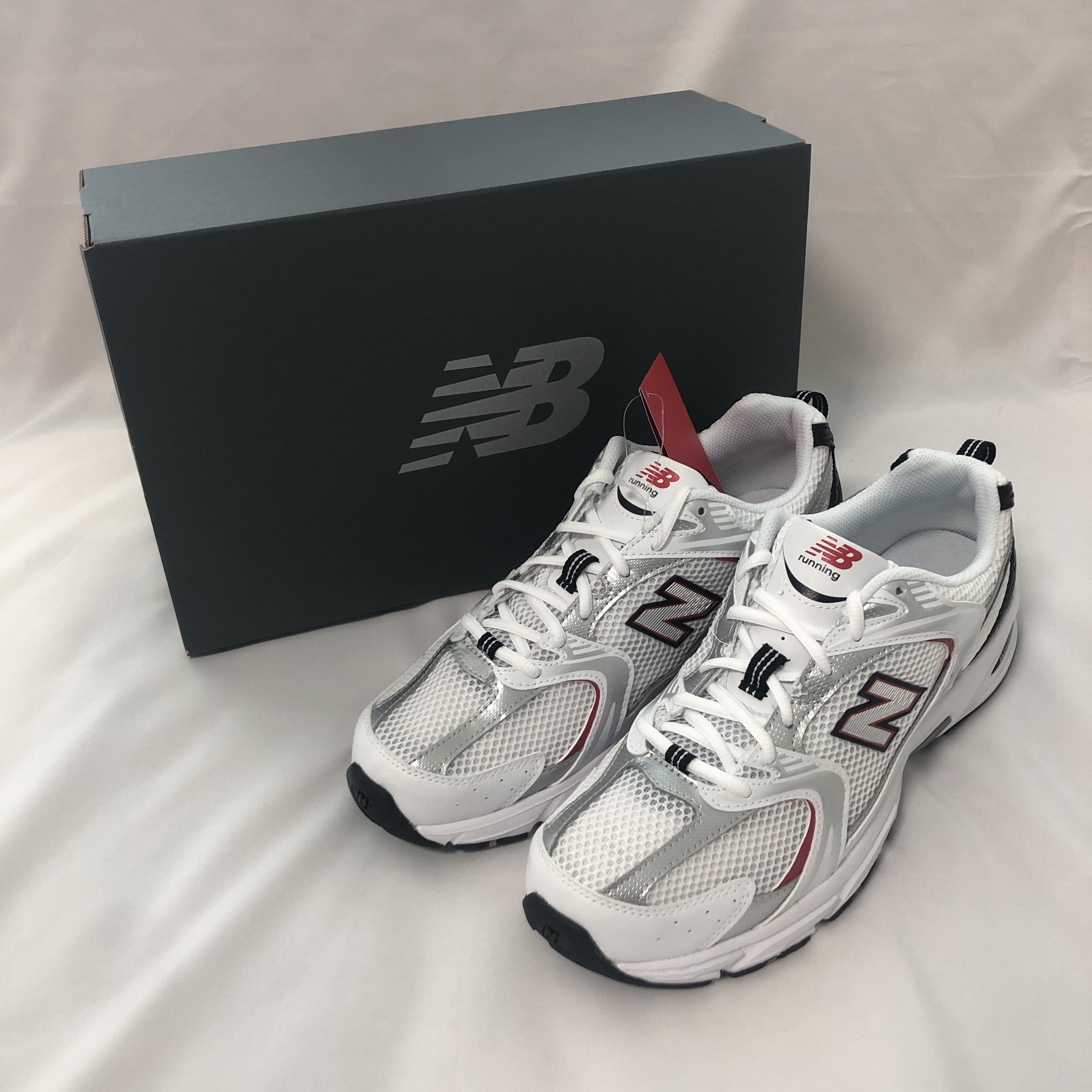 New Balance 327 Grey, New Balance 327 Orange 착용 스타일 - 3