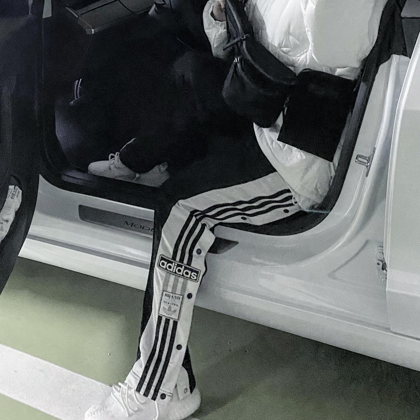 Adidas Yeezy Boost 350 V2 Cream/Triple White 착용 스타일 - 2